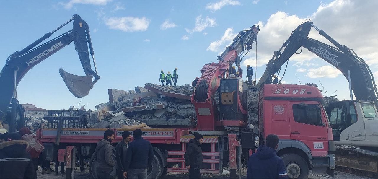 Depremde 51 kişinin öldüğü binaların müteahhidi tahliye edildi, ölenlerin aileleri tepki gösterdi
