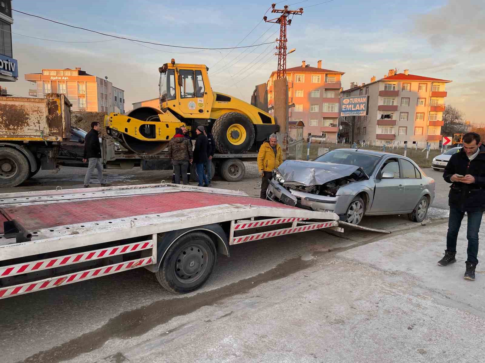 İş makinesi taşıyan kamyon otomobille çarpıştı: Kaza anı kameraya yansıdı
