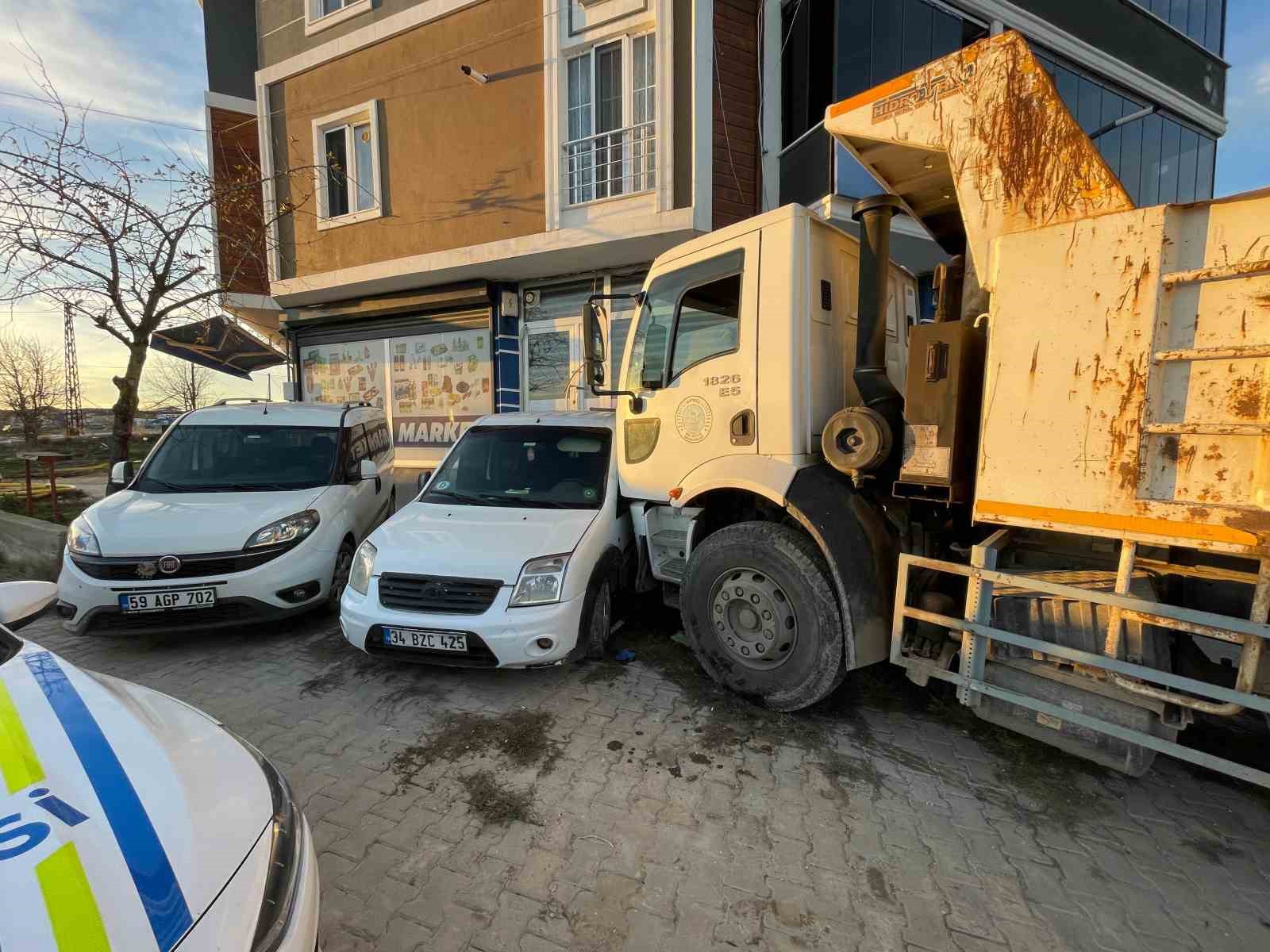 İş makinesi taşıyan kamyon otomobille çarpıştı: Kaza anı kameraya yansıdı
