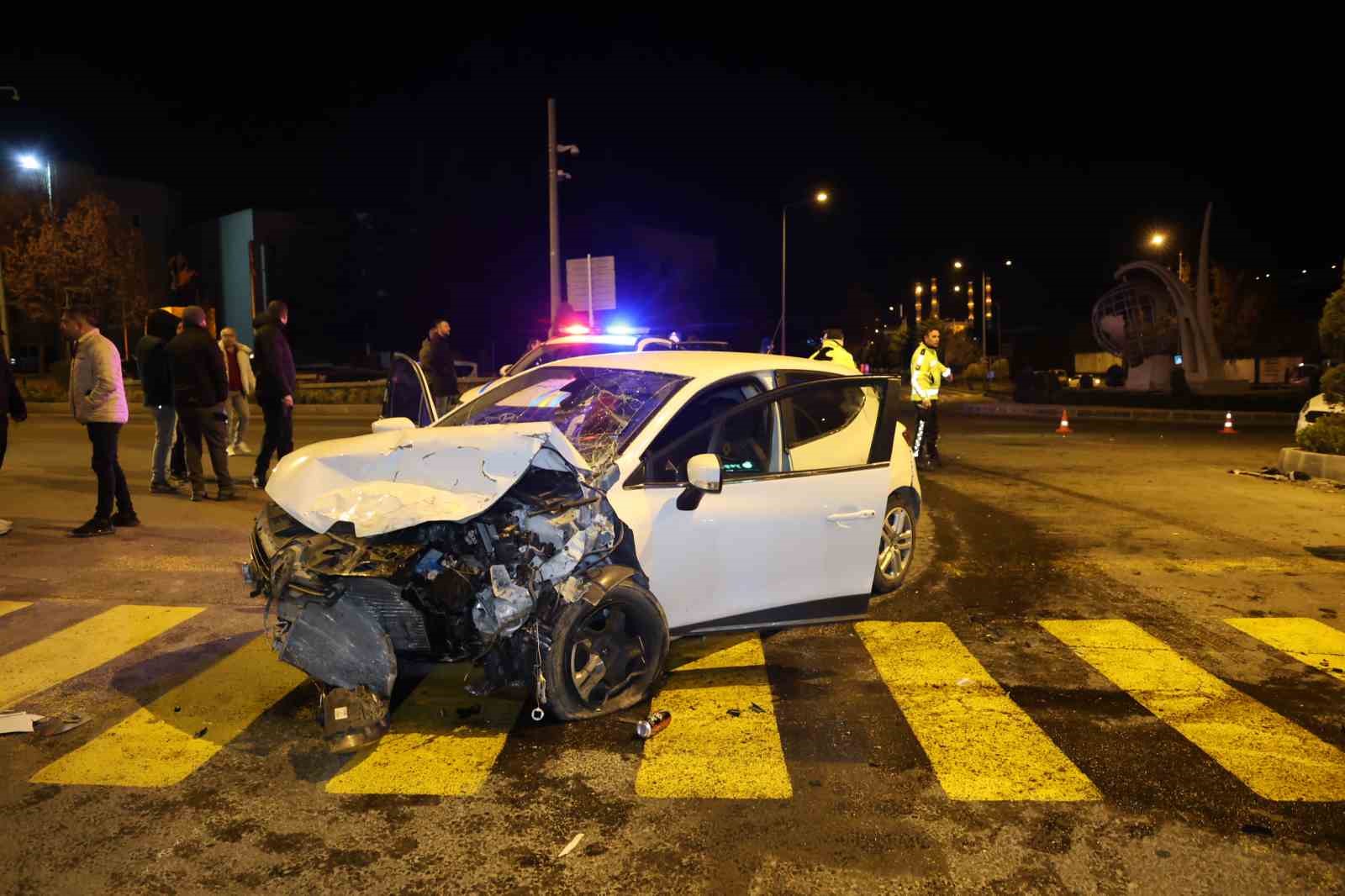 Nevşehir’de otomobil ile hafif ticari araç çarpıştı: 9 yaralı
