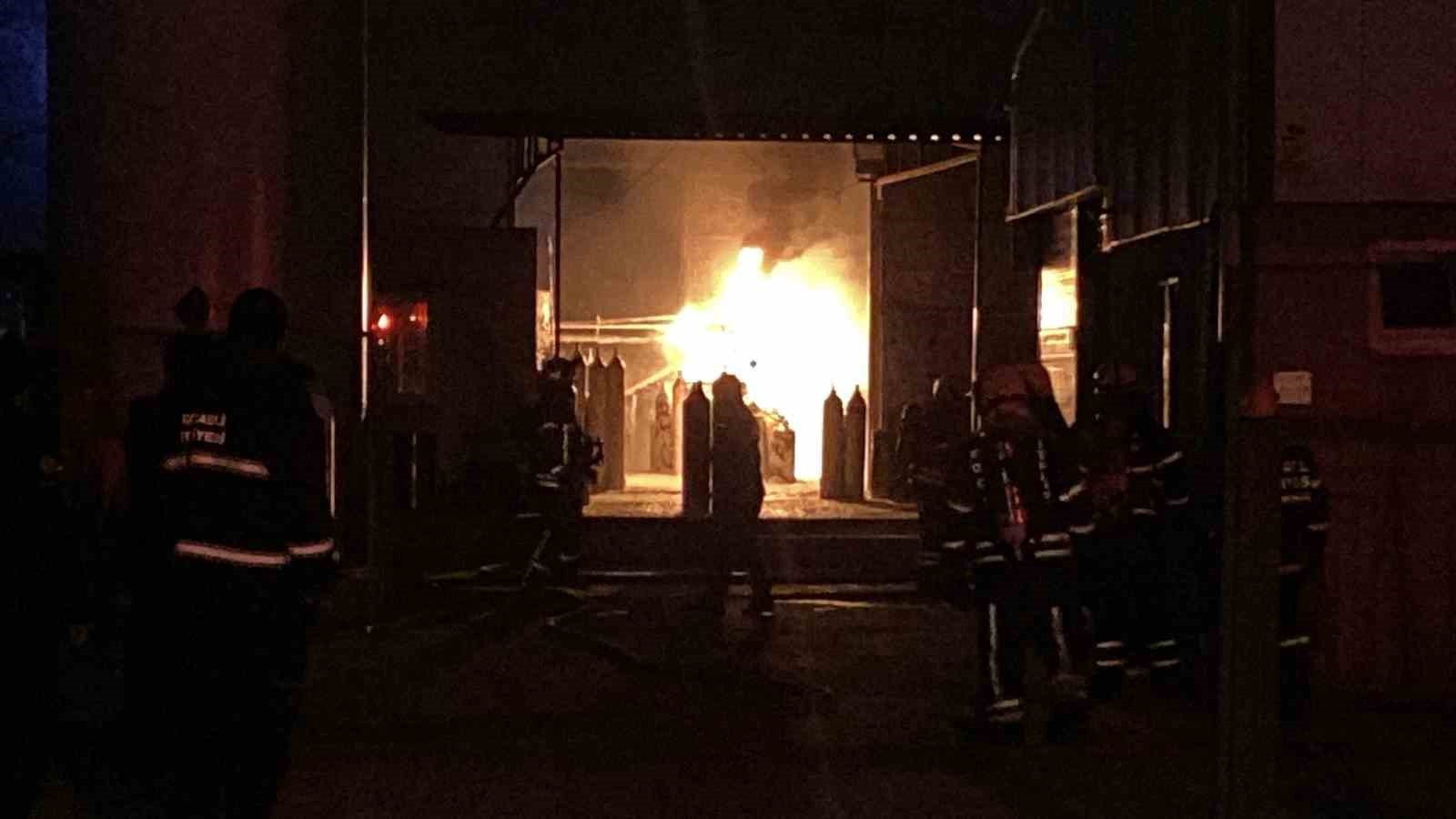 Gaz dolum tesisinde yangın: Tüpler alevlere teslim oldu
