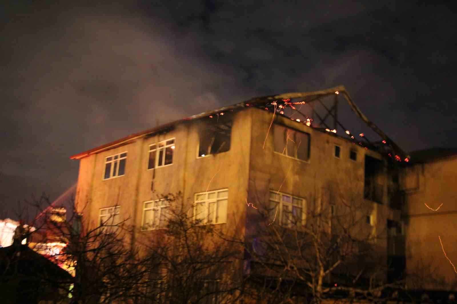 Sakarya’da geceyi aydınlatan yangın: Mahalleli sokağa döküldü
