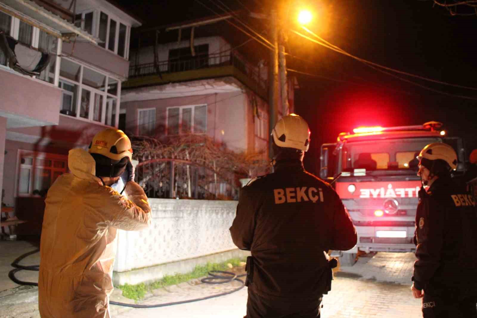 Sakarya’da geceyi aydınlatan yangın: Mahalleli sokağa döküldü
