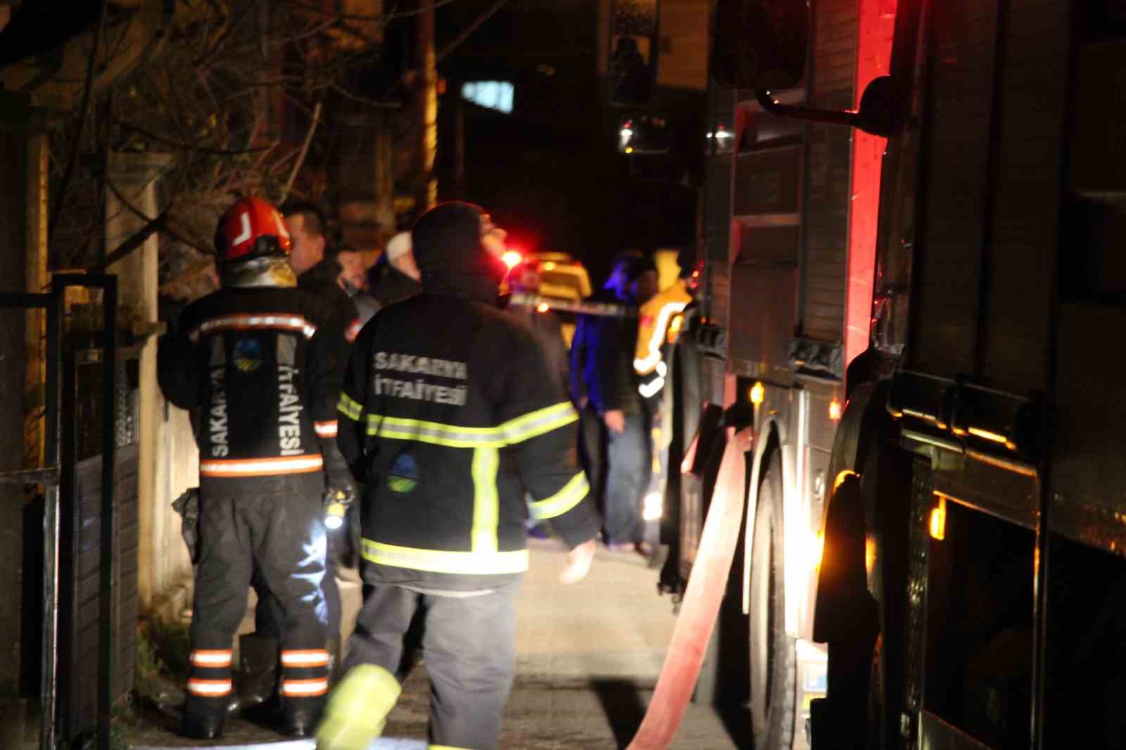 Sakarya’da geceyi aydınlatan yangın: Mahalleli sokağa döküldü
