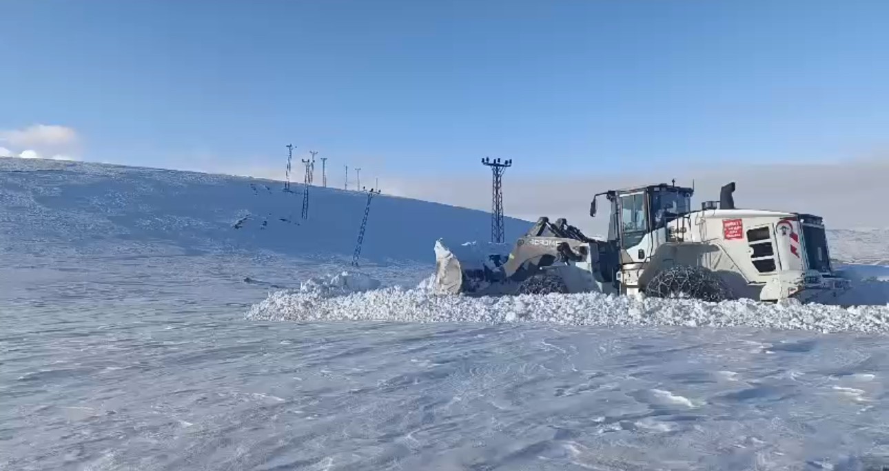 Yüksekova’da 3 metrelik karla zorlu mücadele
