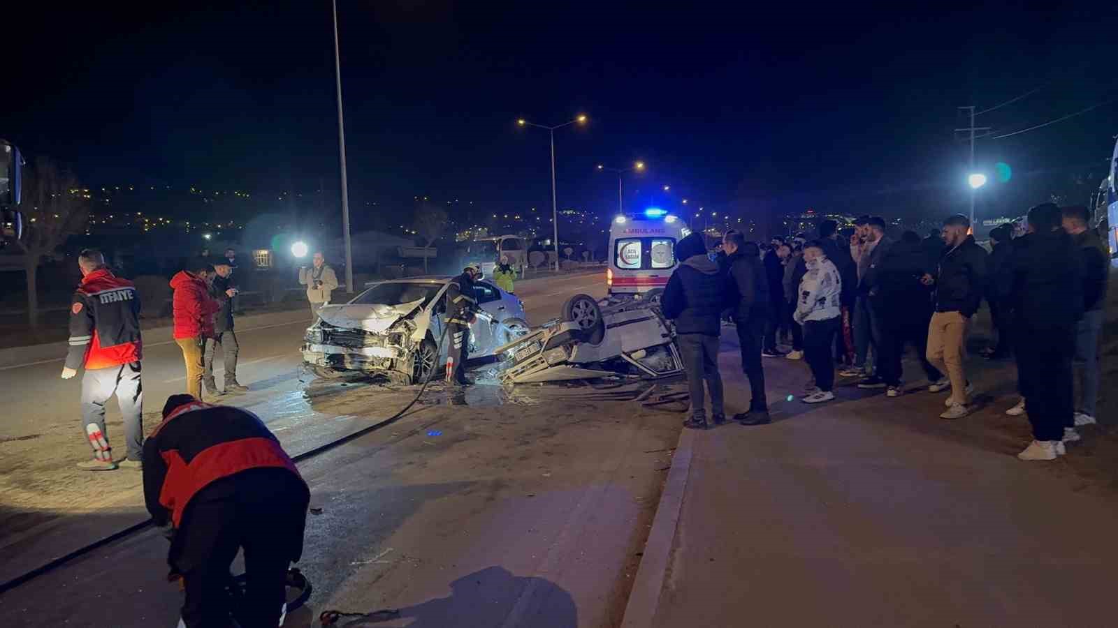 Fiat Tofaş kazada demir yığınına döndü, 3 kişi yaralandı
