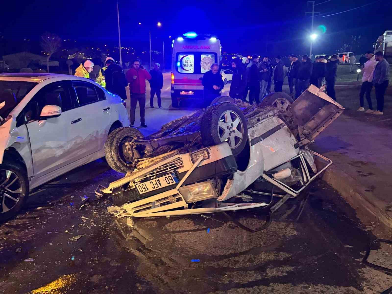 Fiat Tofaş kazada demir yığınına döndü, 3 kişi yaralandı
