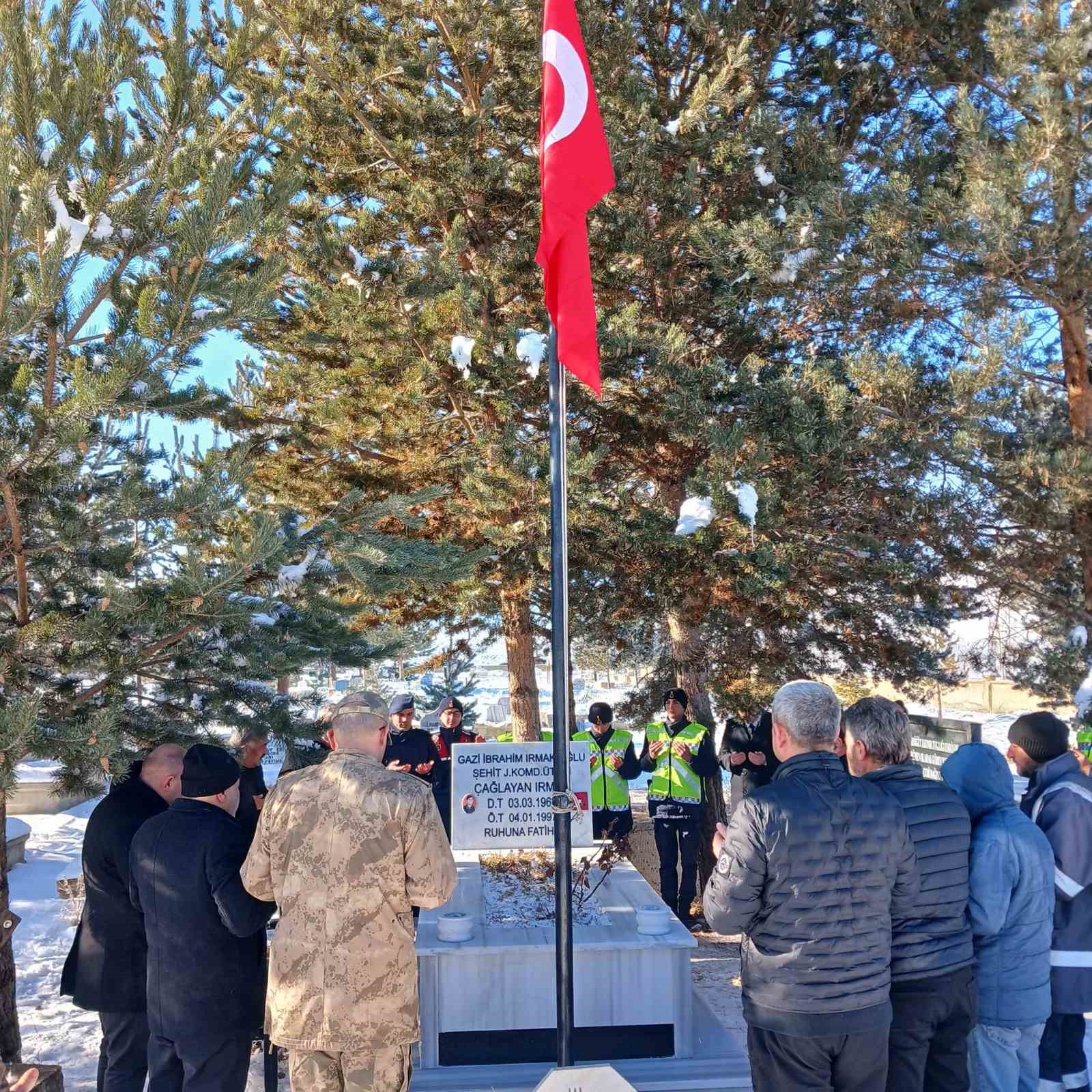 Bayburtlu şehit Çağlayan Irmak kabri başında dualarla anıldı
