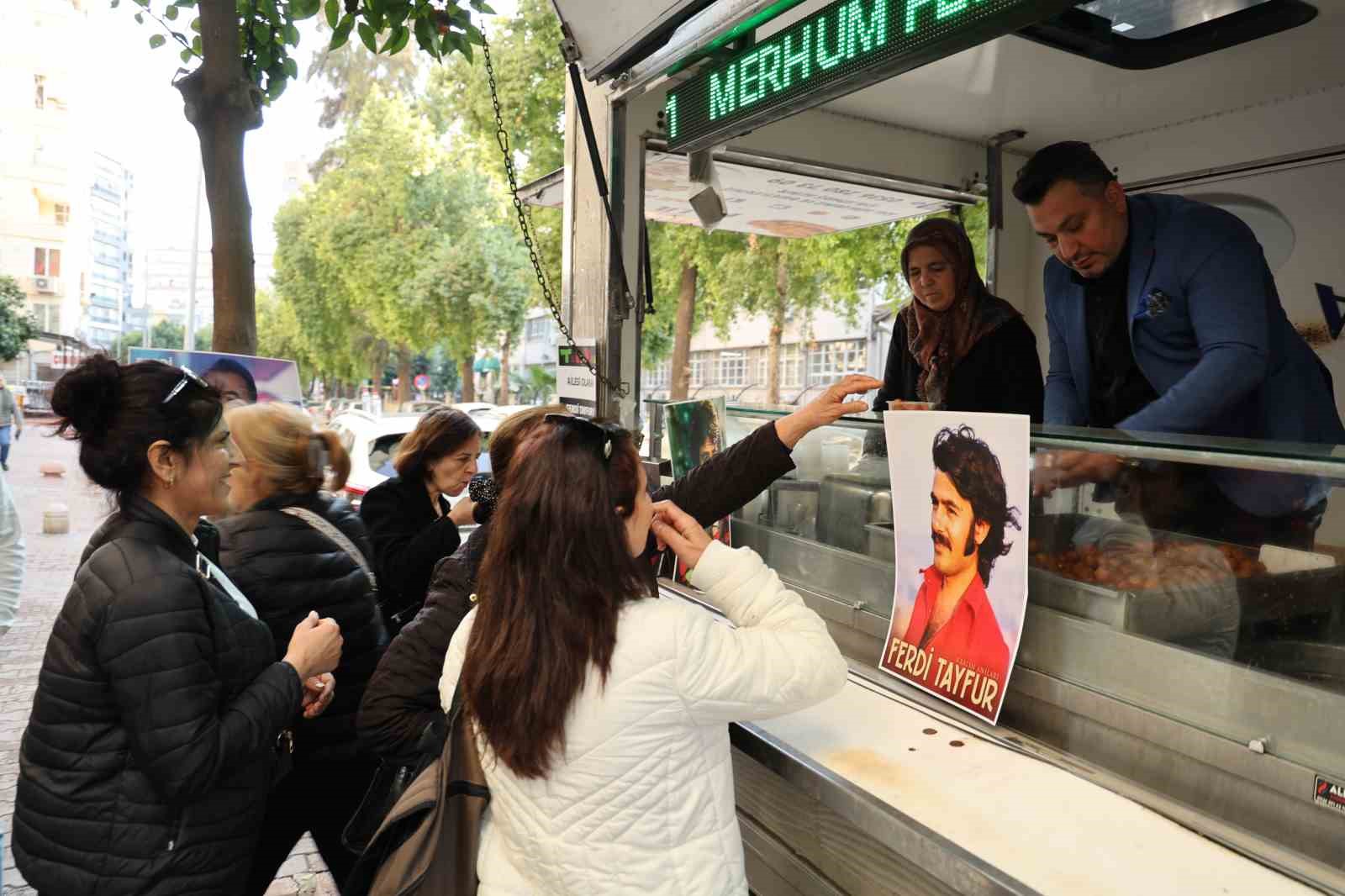 Ferdi Tayfur anısına 5 bin kişiye lokma tatlı dağıtıldı
