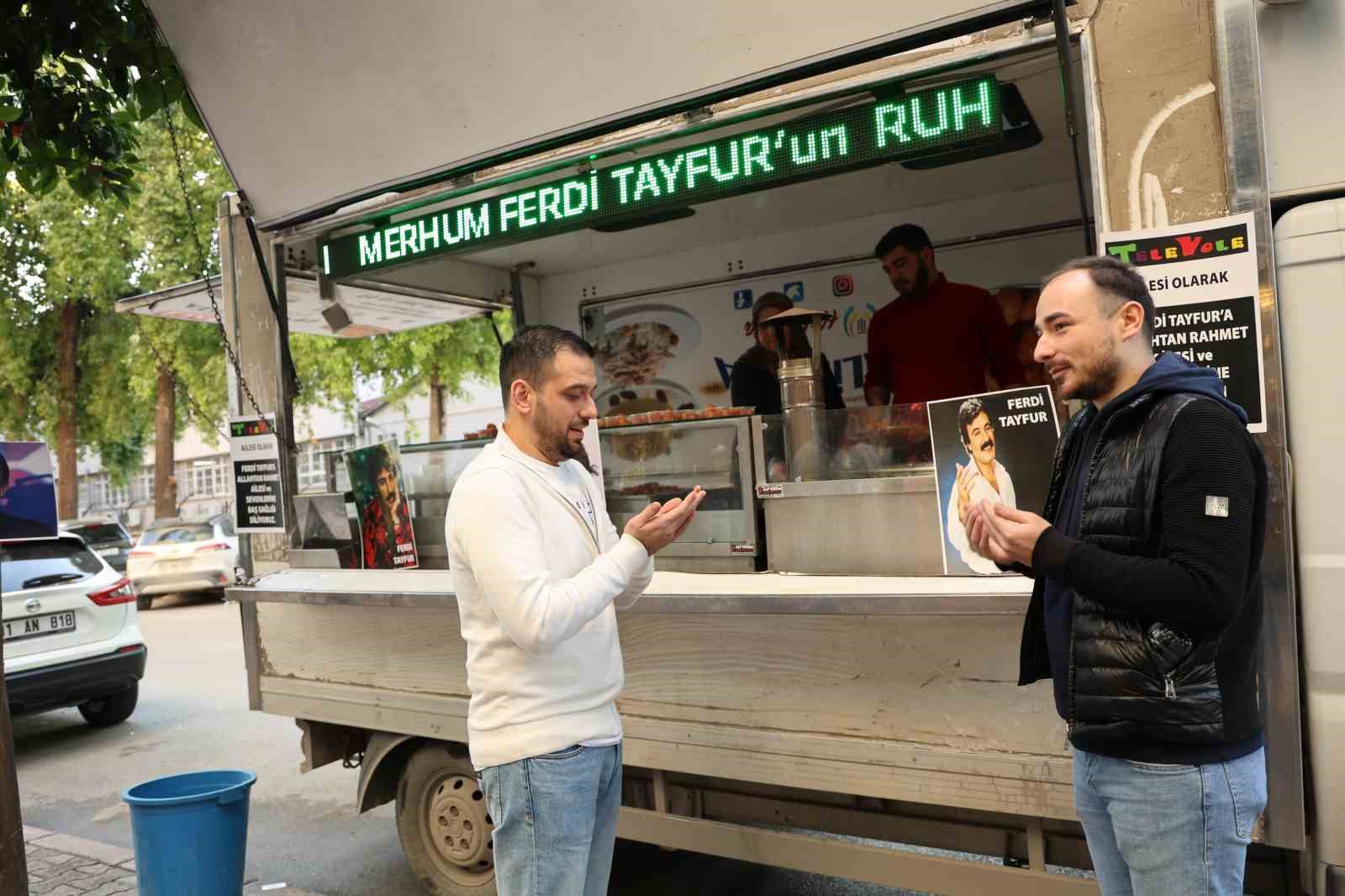 Ferdi Tayfur anısına 5 bin kişiye lokma tatlı dağıtıldı
