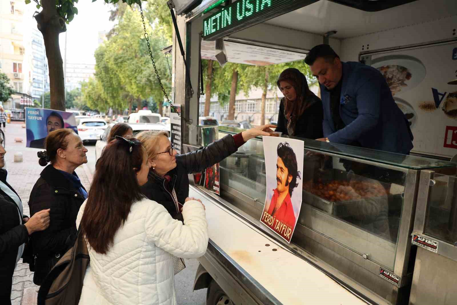 Ferdi Tayfur anısına 5 bin kişiye lokma tatlı dağıtıldı
