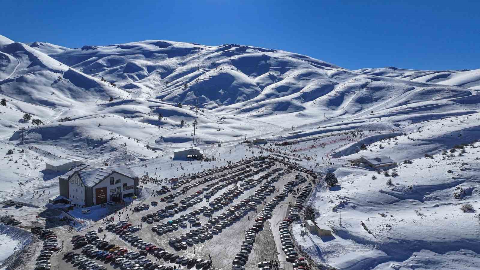 Kristal karıyla ünlü Denizli Kayak Merkezi yeni sezonu görkemli karşıladı
