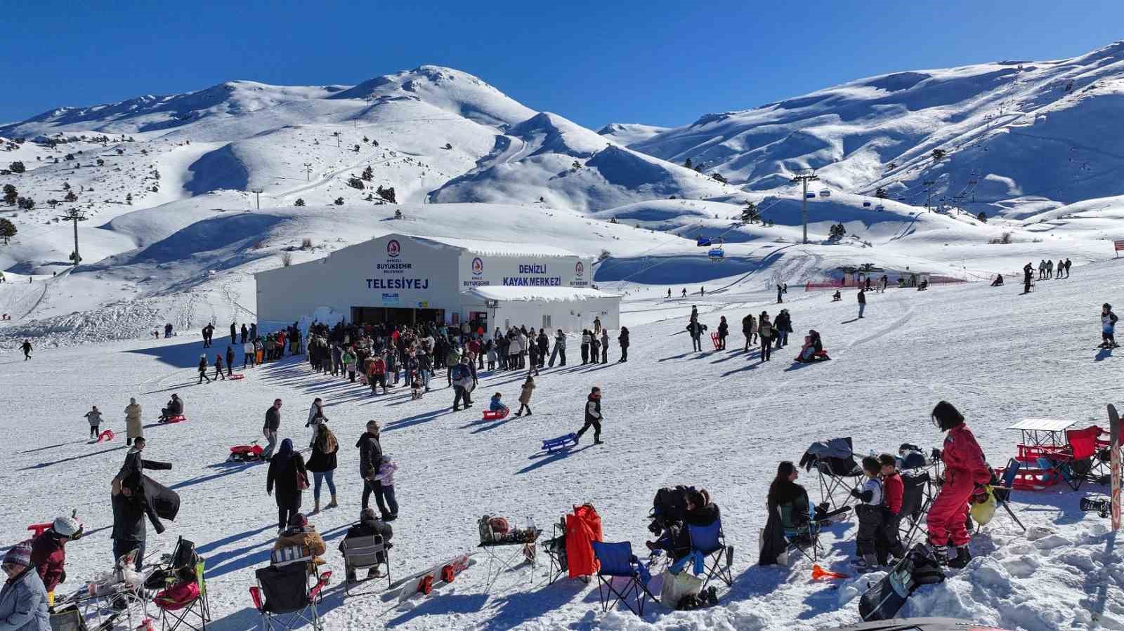 Kristal karıyla ünlü Denizli Kayak Merkezi yeni sezonu görkemli karşıladı
