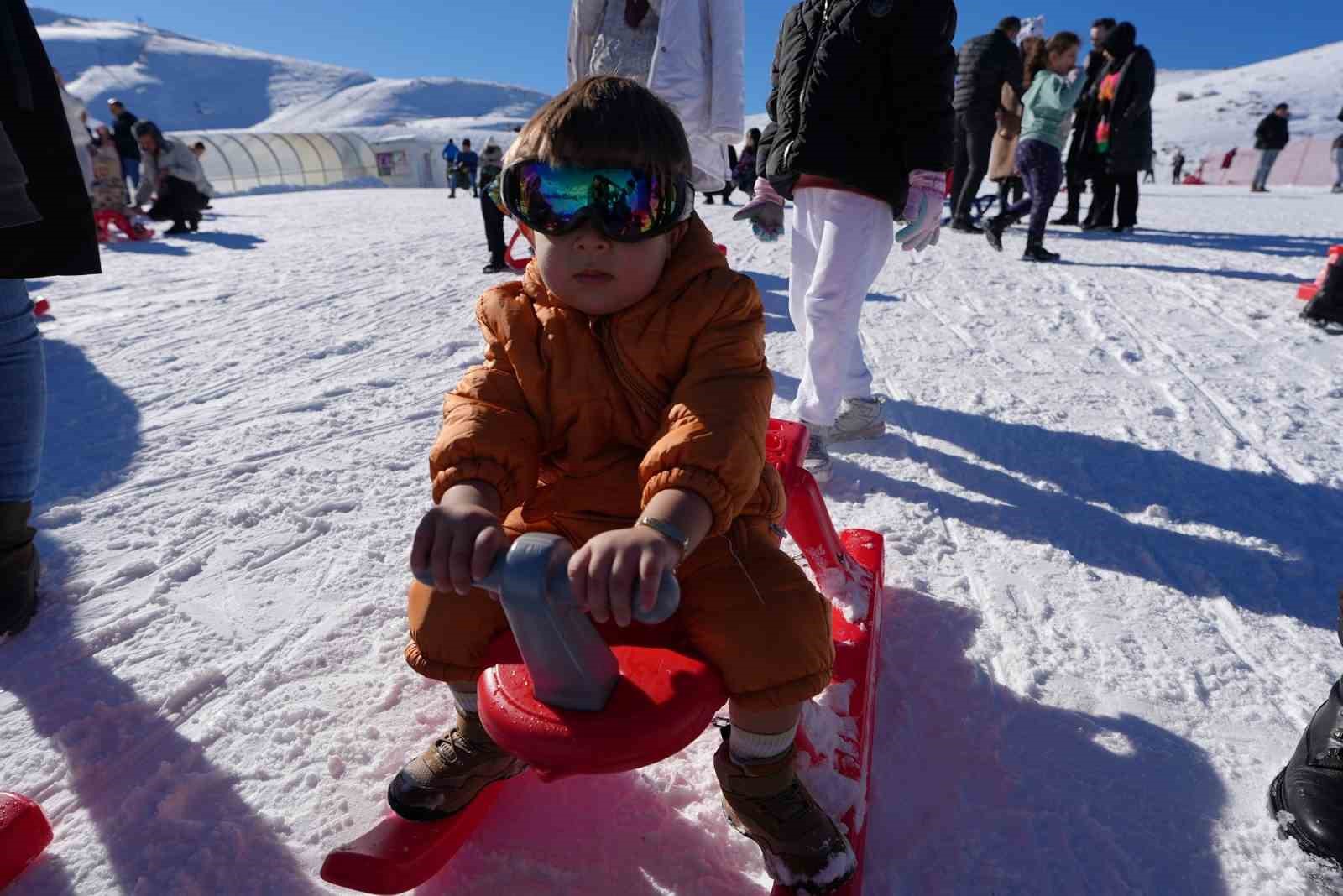 Kristal karıyla ünlü Denizli Kayak Merkezi yeni sezonu görkemli karşıladı
