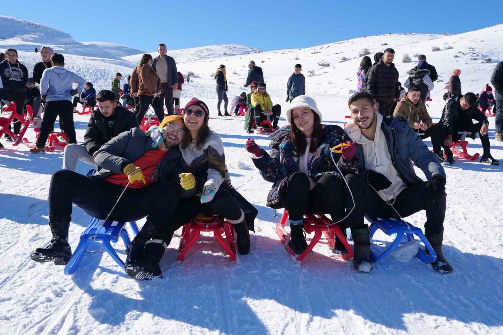 Kristal karıyla ünlü Denizli Kayak Merkezi yeni sezonu görkemli karşıladı
