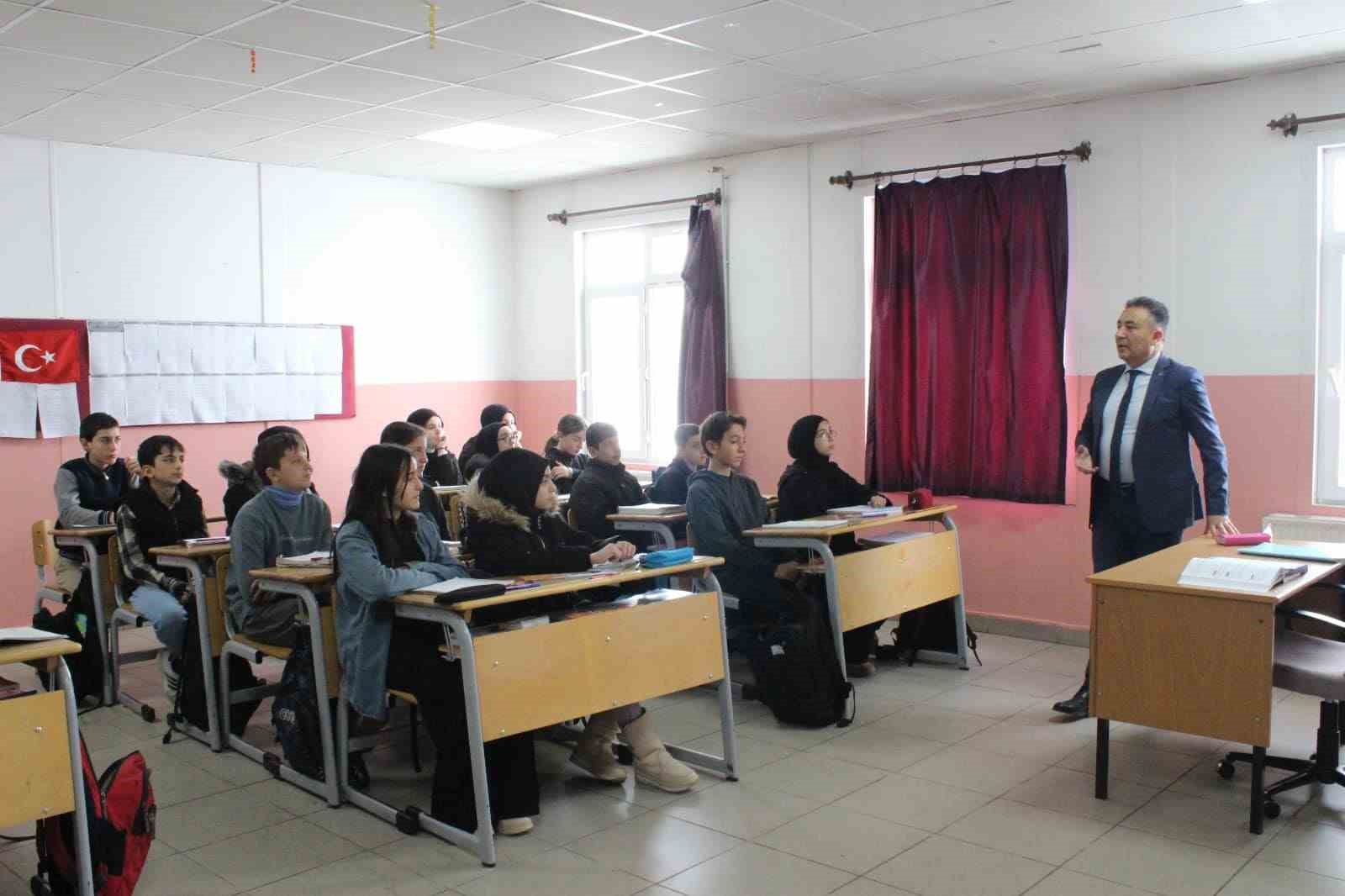 Güney köy okulunda incelemelerde bulundu
