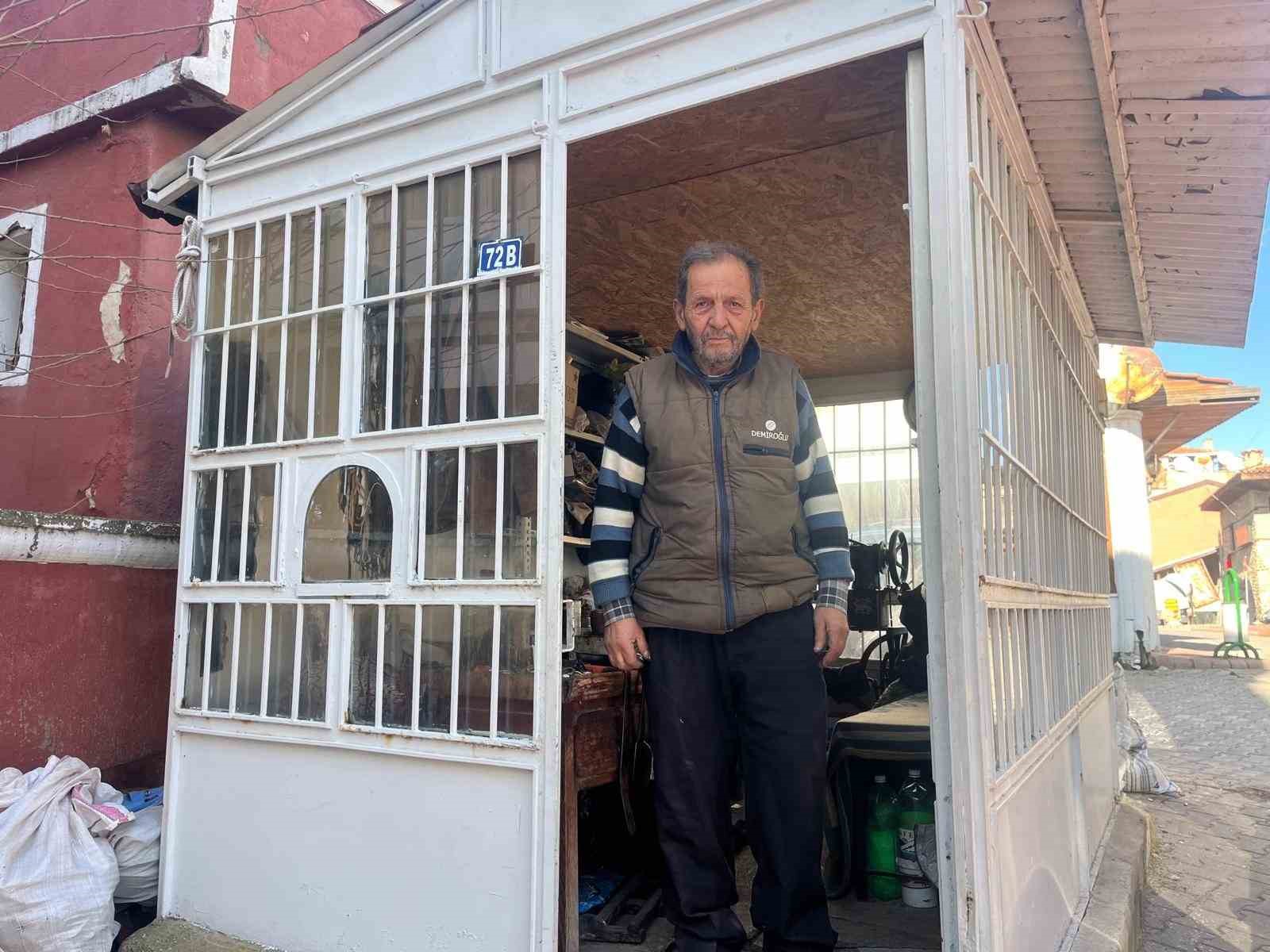 102 yaşındaki makinesiyle 57 yıldır eski ayakkabıları yeniliyor
