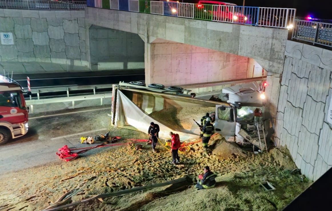 Tekirdağ’da üç araçlı trafik kazasında tır köprüye çarptı: 1 ağır yaralı
