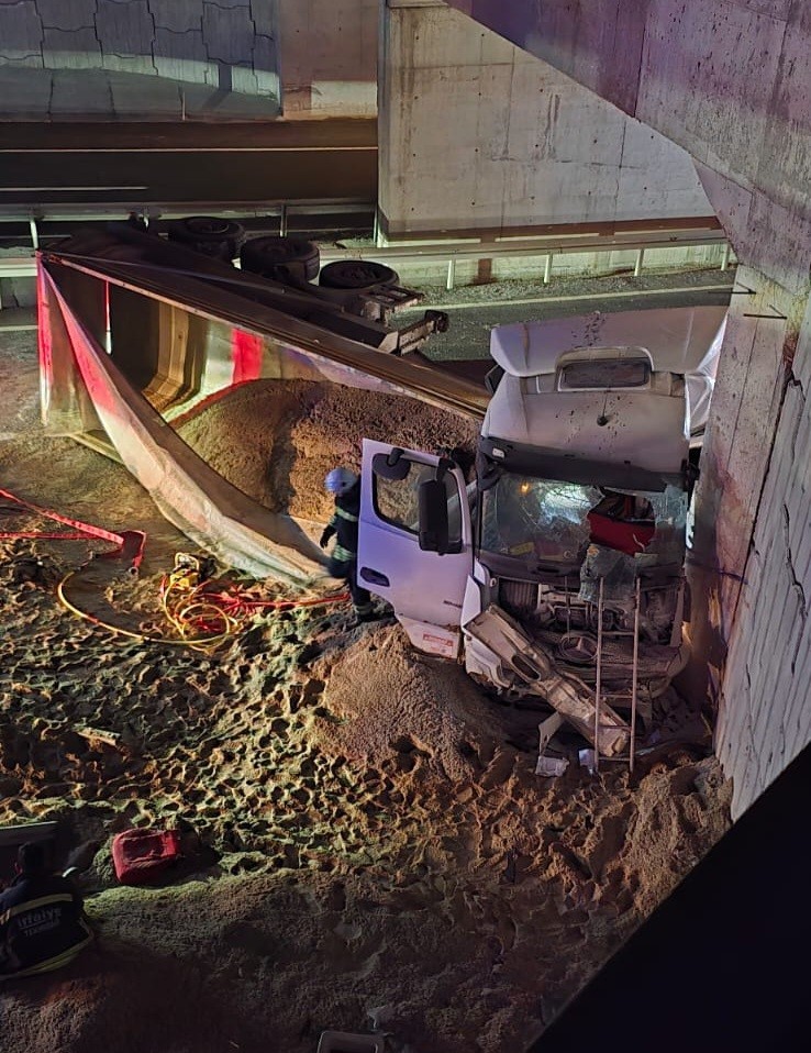 Tekirdağ’da üç araçlı trafik kazasında tır köprüye çarptı: 1 ağır yaralı
