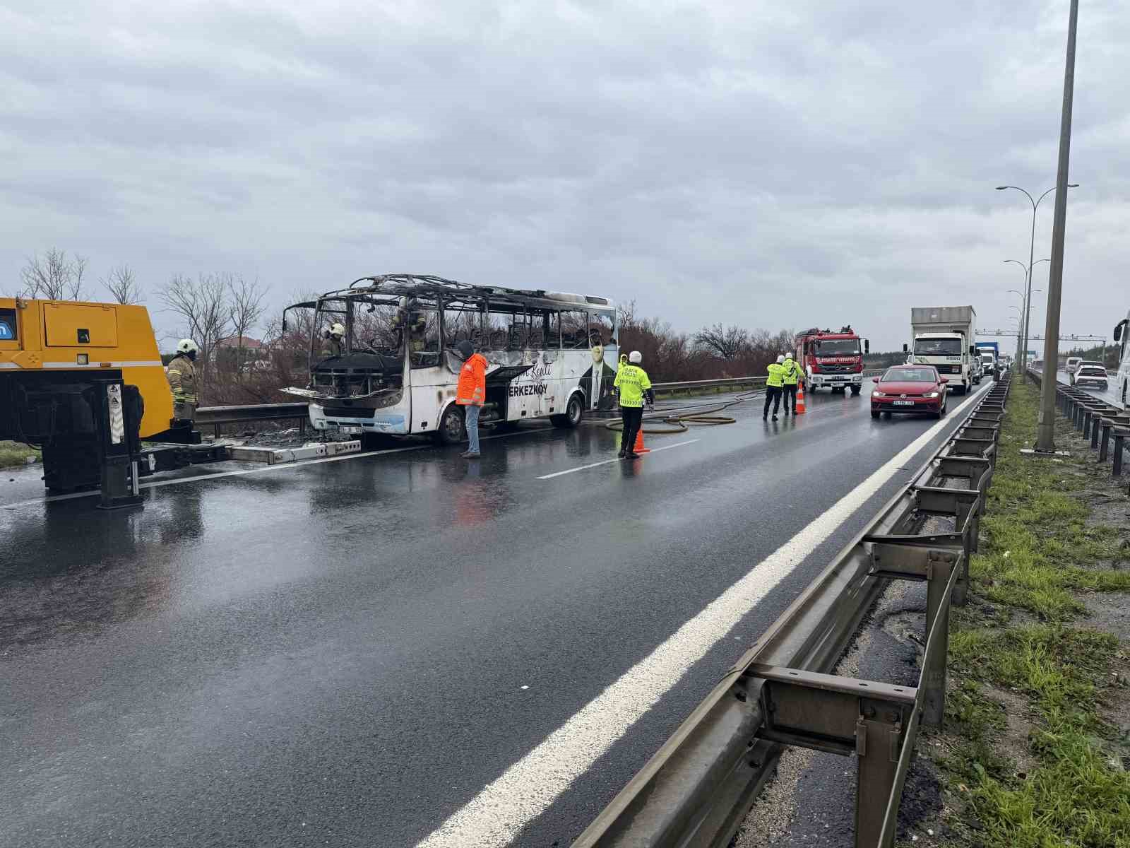 Büyükçekmece TEM otoyolunda seyir halindeki midibüs alev topuna döndü
