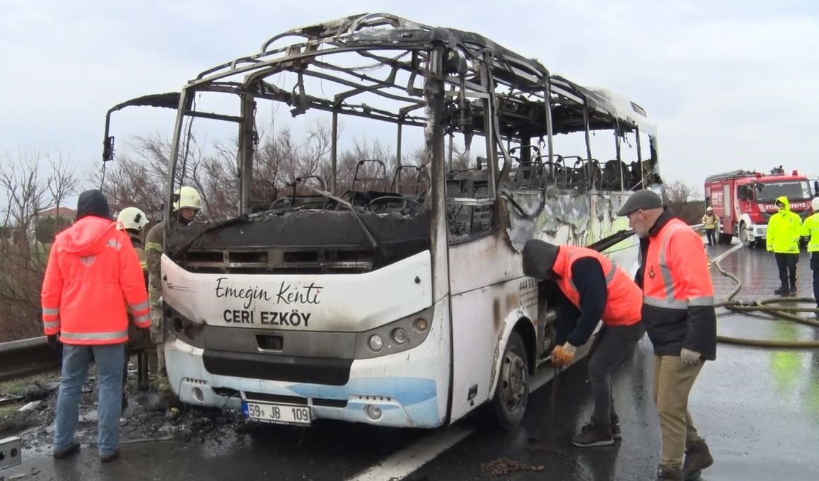 Büyükçekmece TEM otoyolunda seyir halindeki midibüs alev topuna döndü
