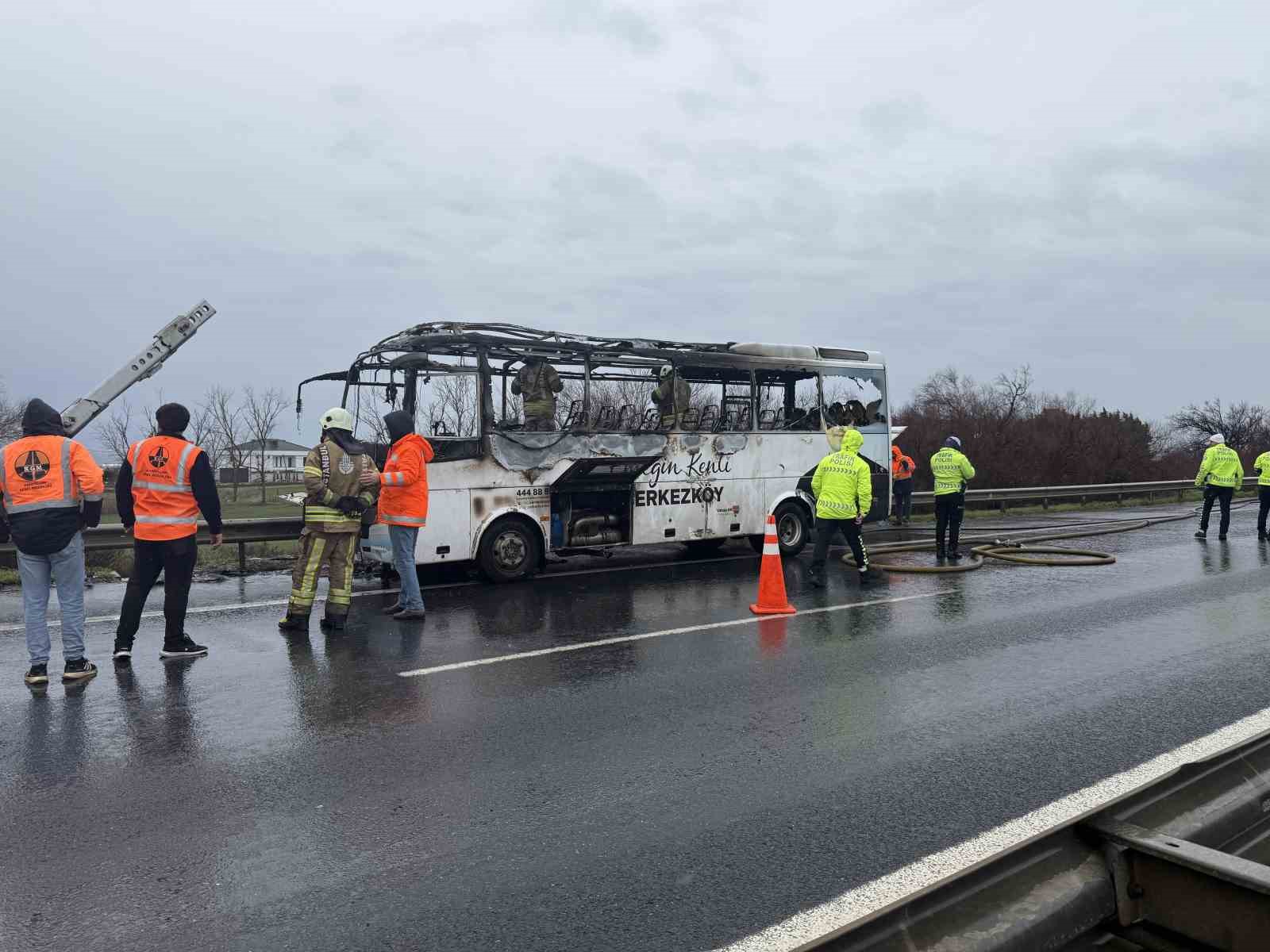 Büyükçekmece TEM otoyolunda seyir halindeki midibüs alev topuna döndü
