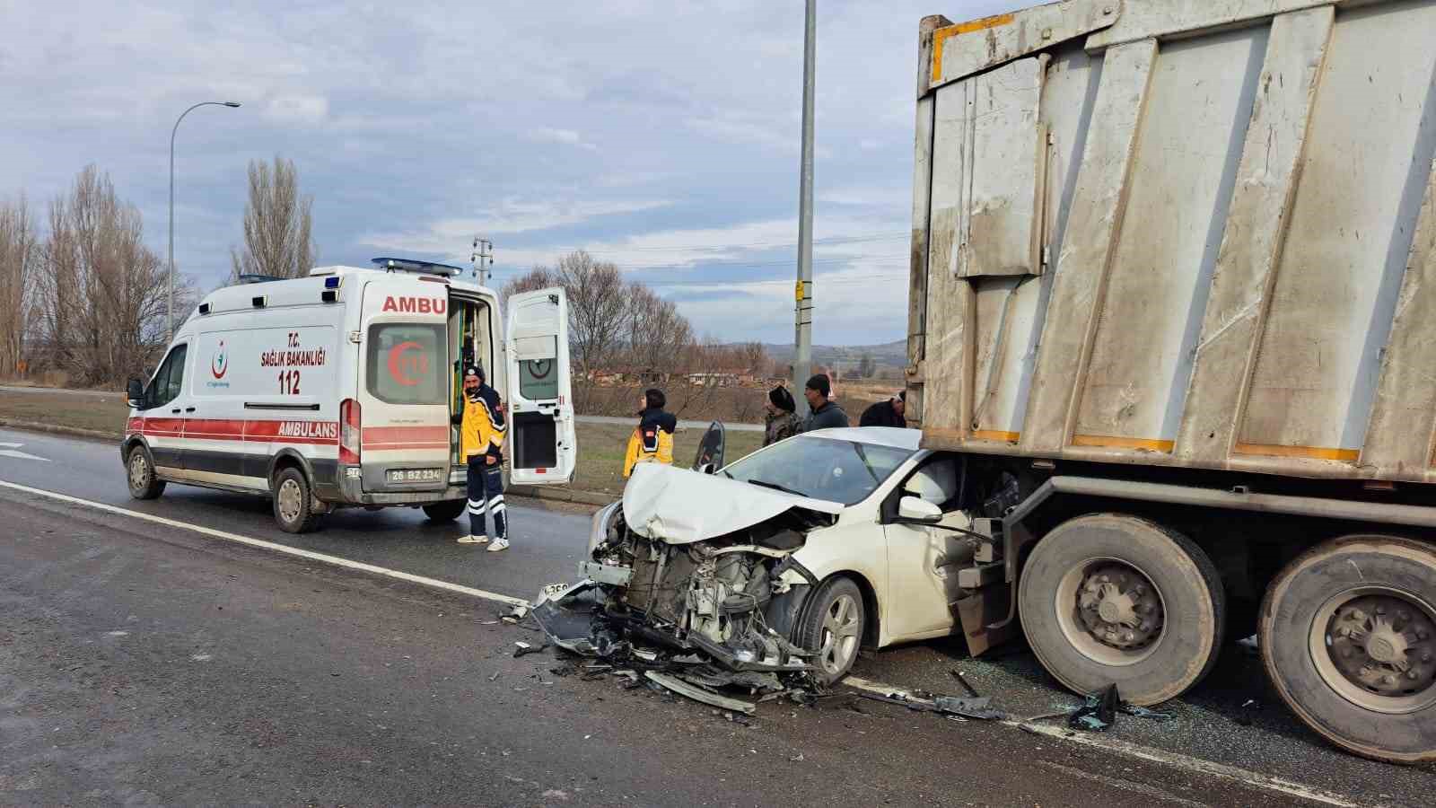 Işıkta bekleyen kamyona arkadan çarpan otomobilin sürücüsü yaralandı
