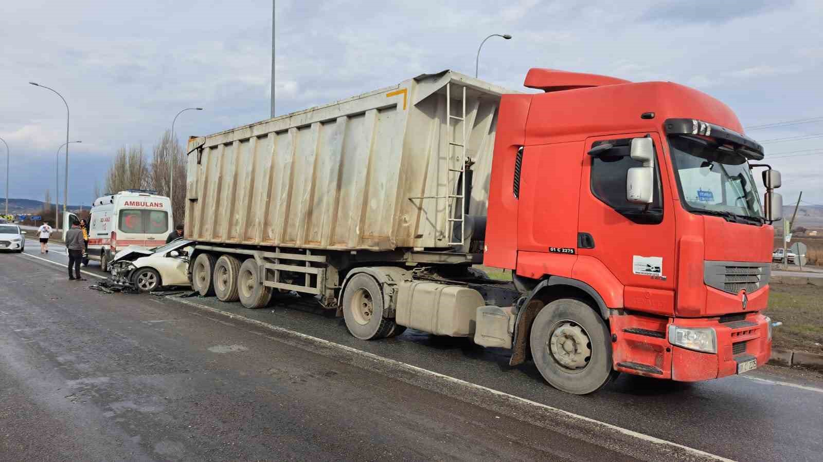 Işıkta bekleyen kamyona arkadan çarpan otomobilin sürücüsü yaralandı
