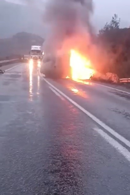 İzmir’deki kazada can pazarı: 1 kişi yanarak öldü, 3 kişi yaralandı
