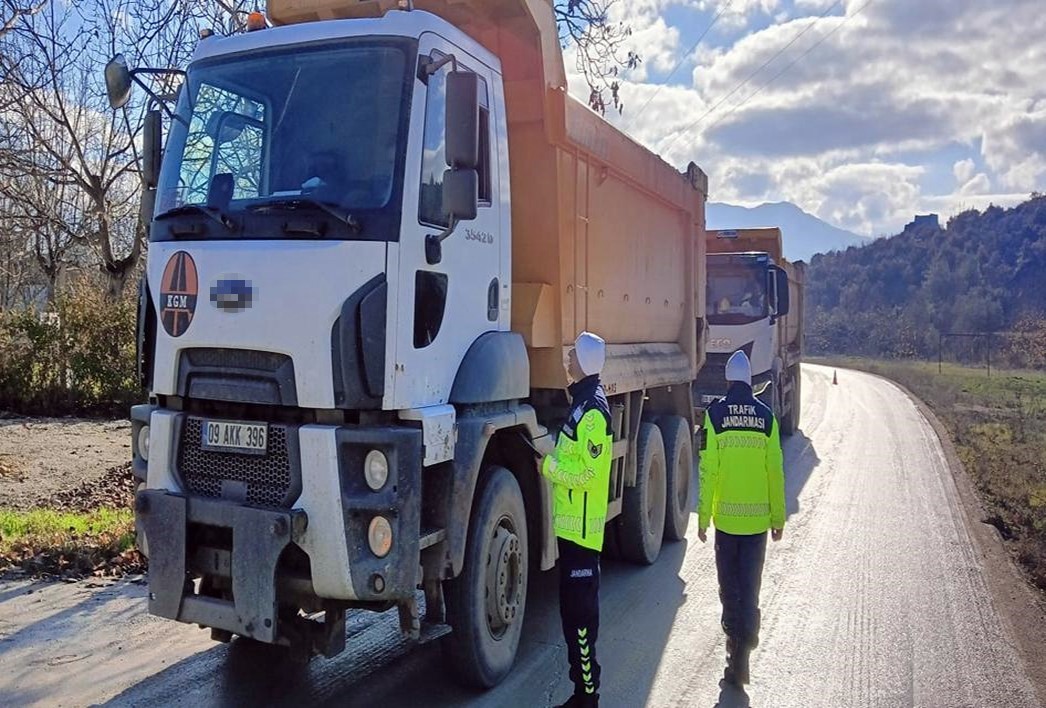 Jandarma trafikte göz açtırmıyor: 967 araç ve 205 sürücü trafikten men edildi
