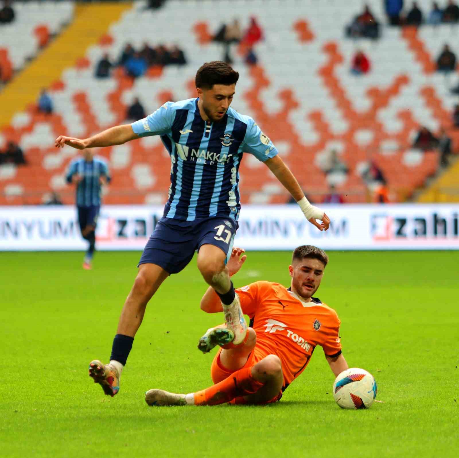 Trendyol Süper Lig: Adana Demirspor: 0 - Başakşehir: 1 (İlk yarı)
