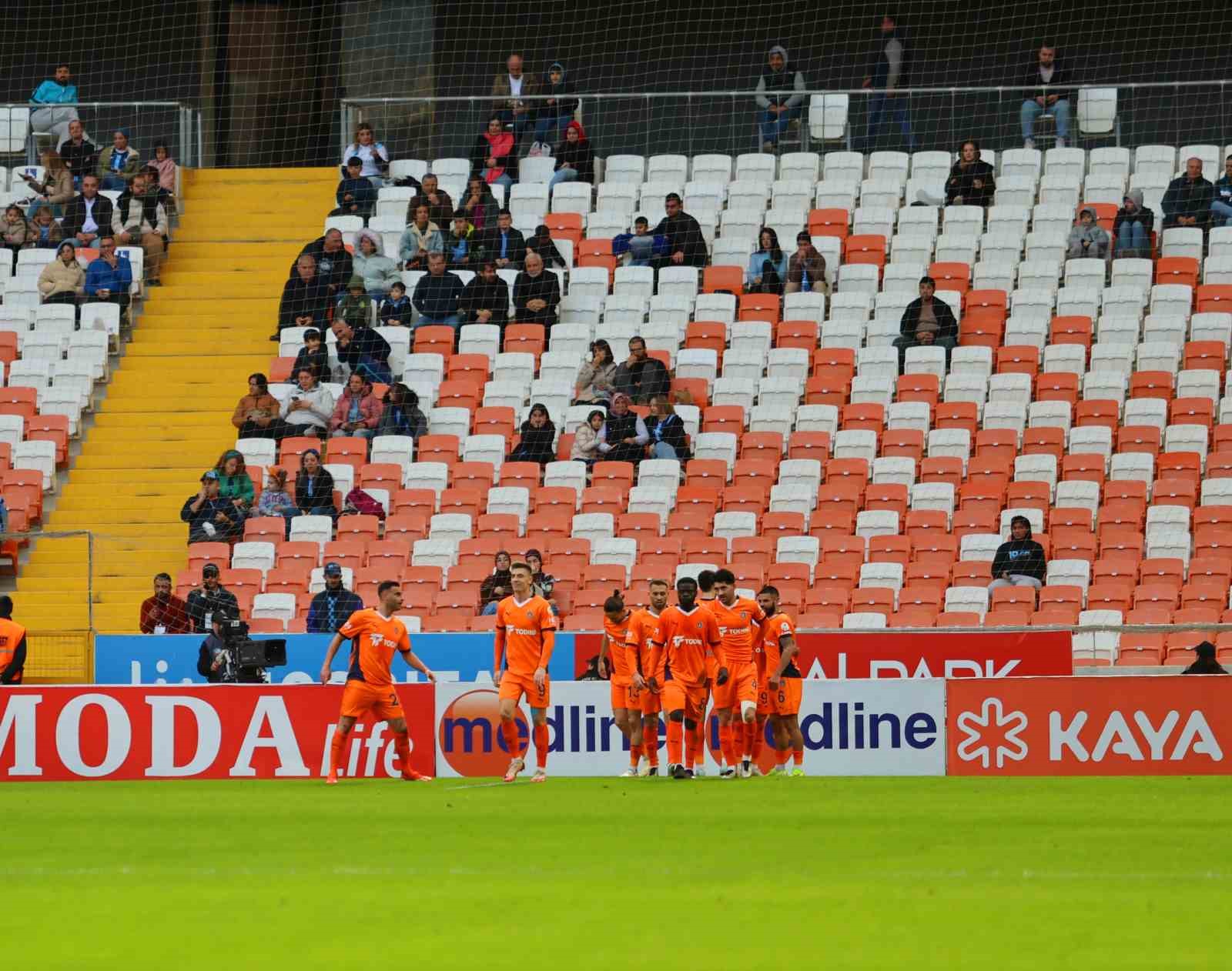 Trendyol Süper Lig: Adana Demirspor: 0 - Başakşehir: 1 (İlk yarı)
