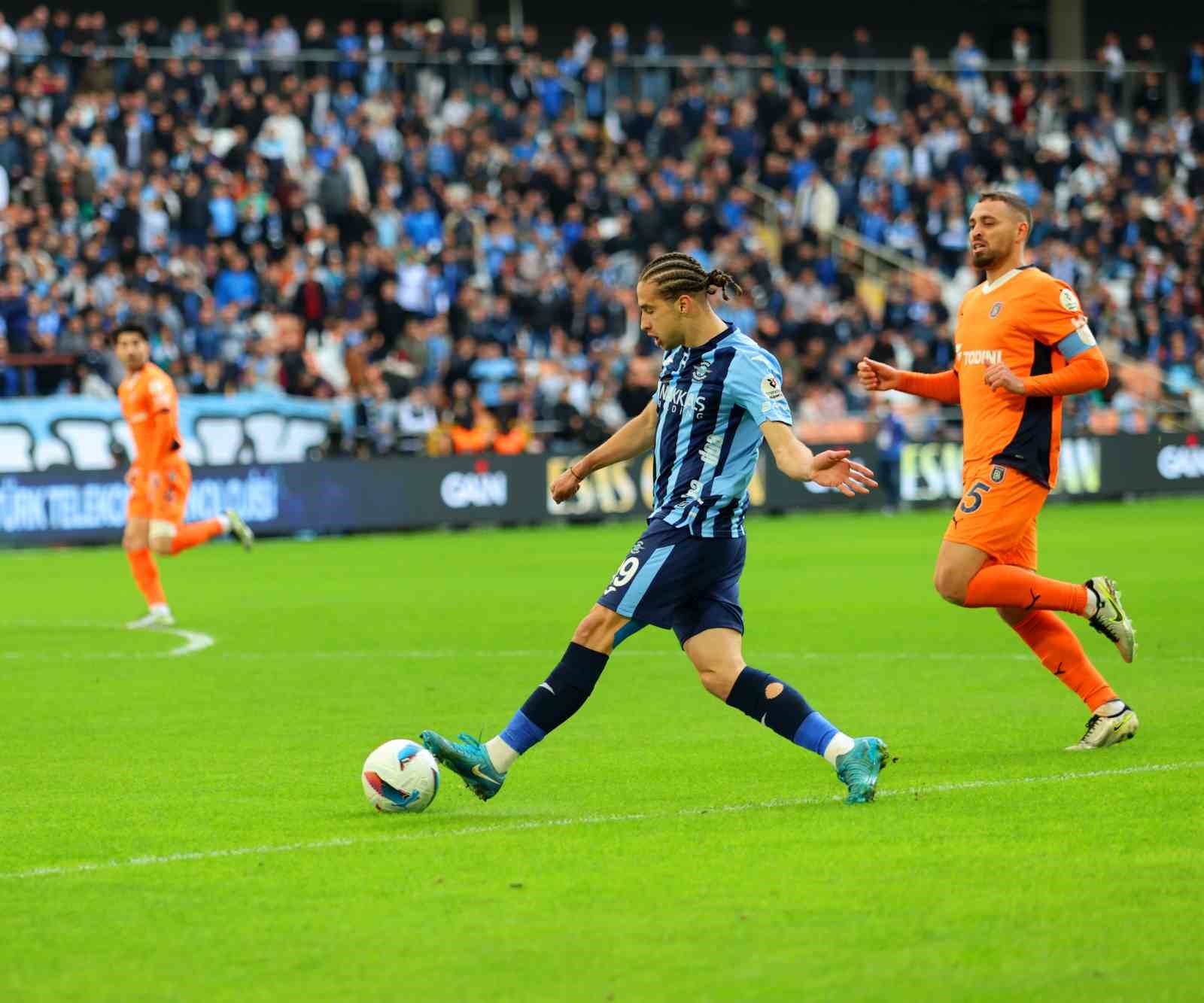 Trendyol Süper Lig: Adana Demirspor: 0 - Başakşehir: 1 (İlk yarı)
