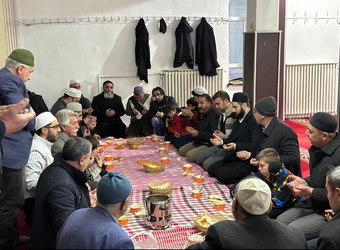 Diyadin’de sabah namazı sonrası vatandaşlara çorba ikramı
