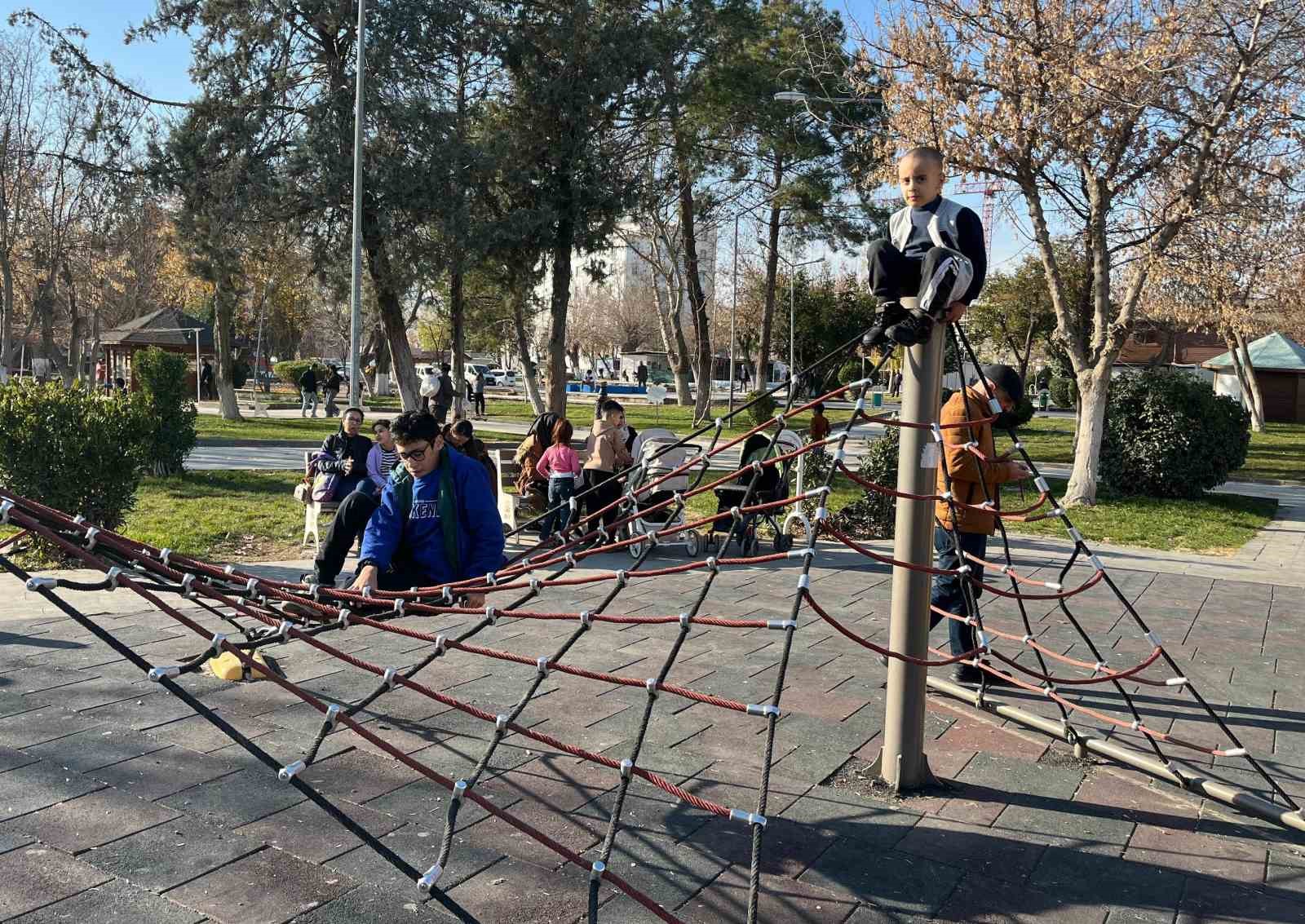 Vatandaşlar güneşli havanın tadı çıkarıyor
