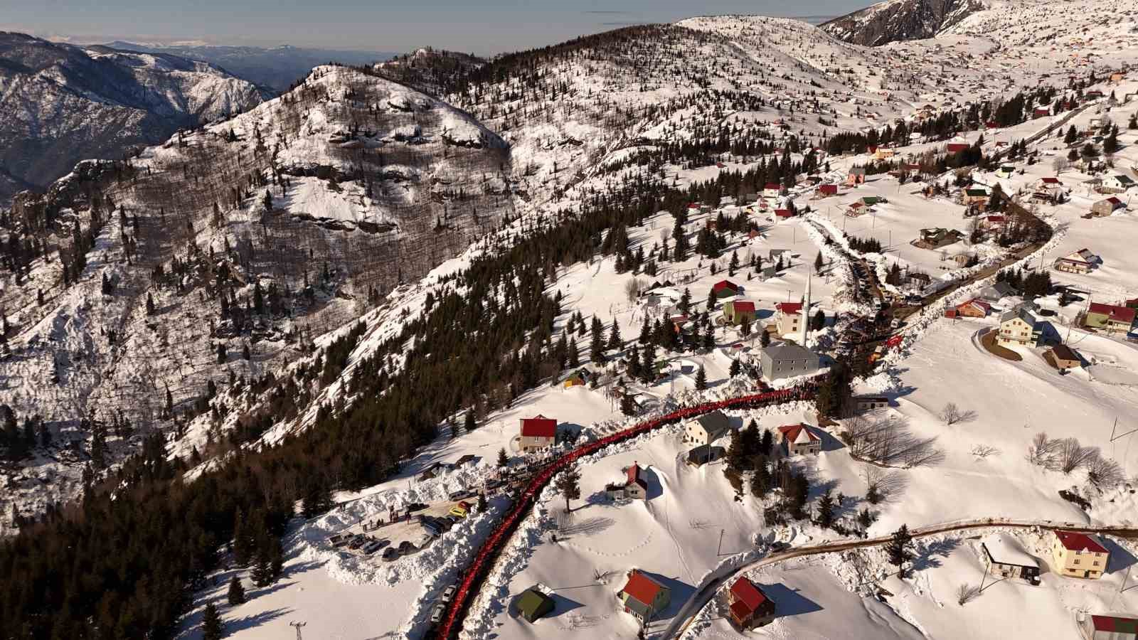 Sarıkamış Şehitleri için Sis Dağı’nda Türk bayrağı ile yürüdüler
