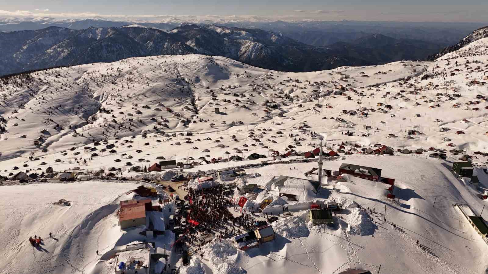 Sarıkamış Şehitleri için Sis Dağı’nda Türk bayrağı ile yürüdüler
