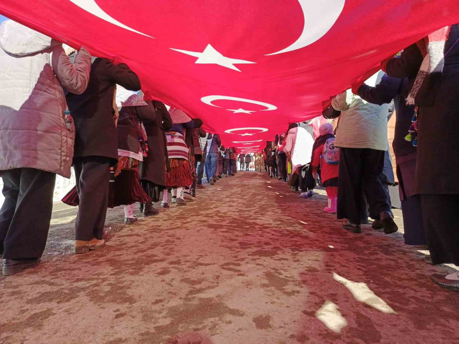 Sarıkamış Şehitleri için Sis Dağı’nda Türk bayrağı ile yürüdüler
