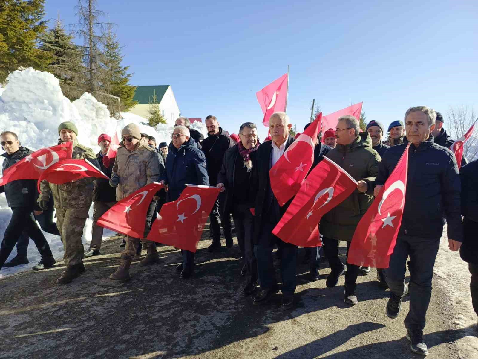 Sarıkamış Şehitleri için Sis Dağı’nda Türk bayrağı ile yürüdüler
