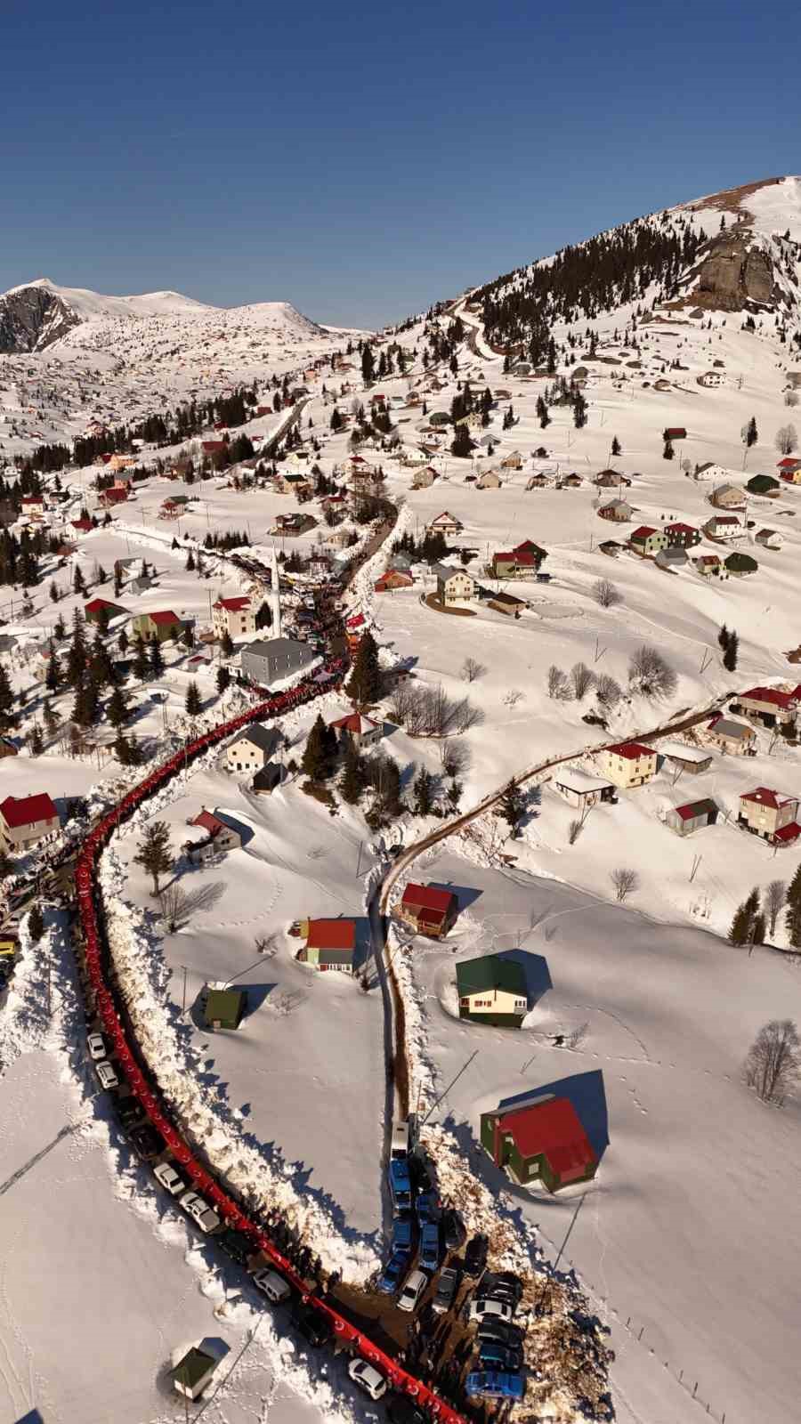 Sarıkamış Şehitleri için Sis Dağı’nda Türk bayrağı ile yürüdüler
