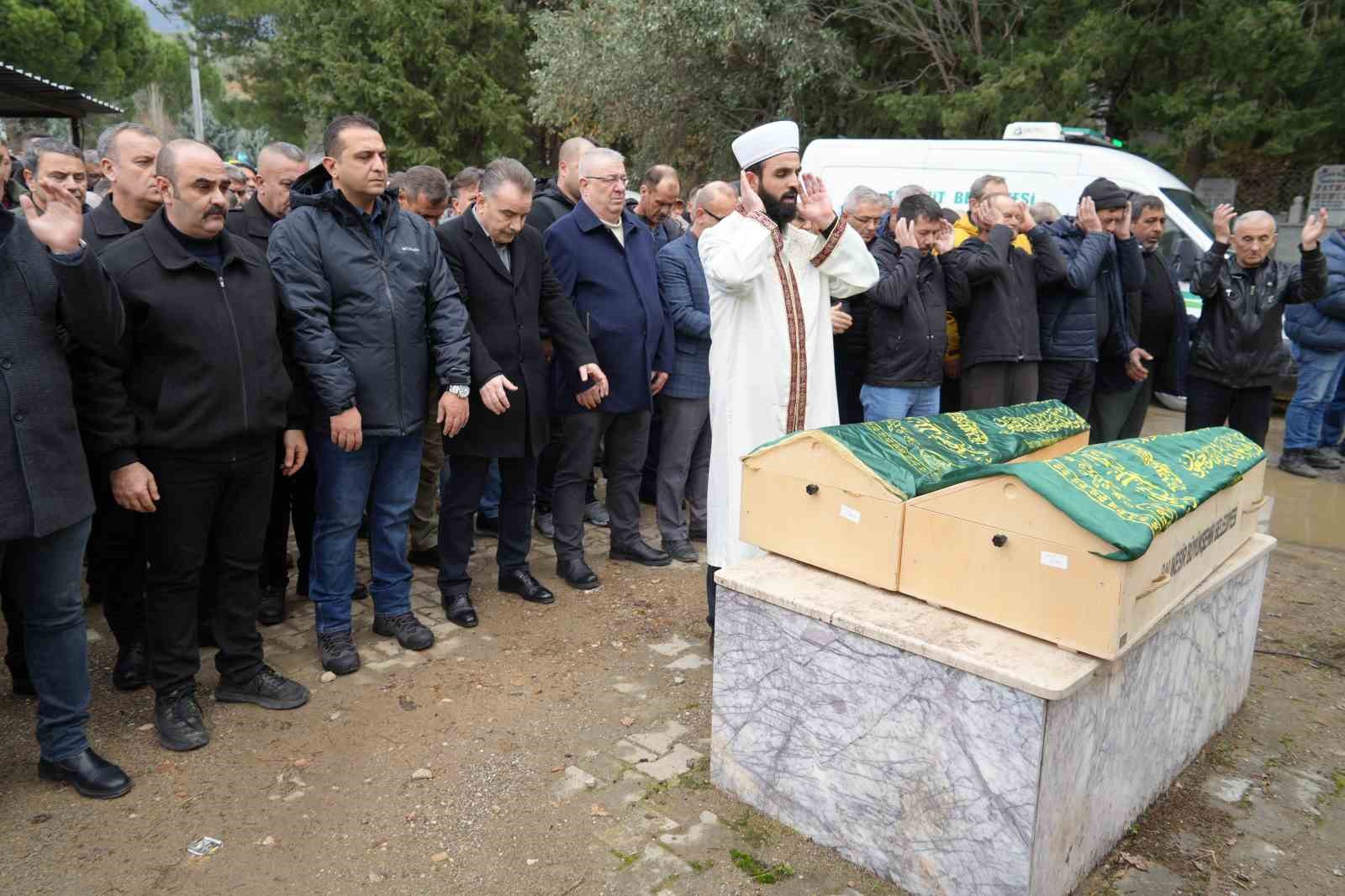 Balıkesir’deki yangında ölen kardeşler toprağa verildi
