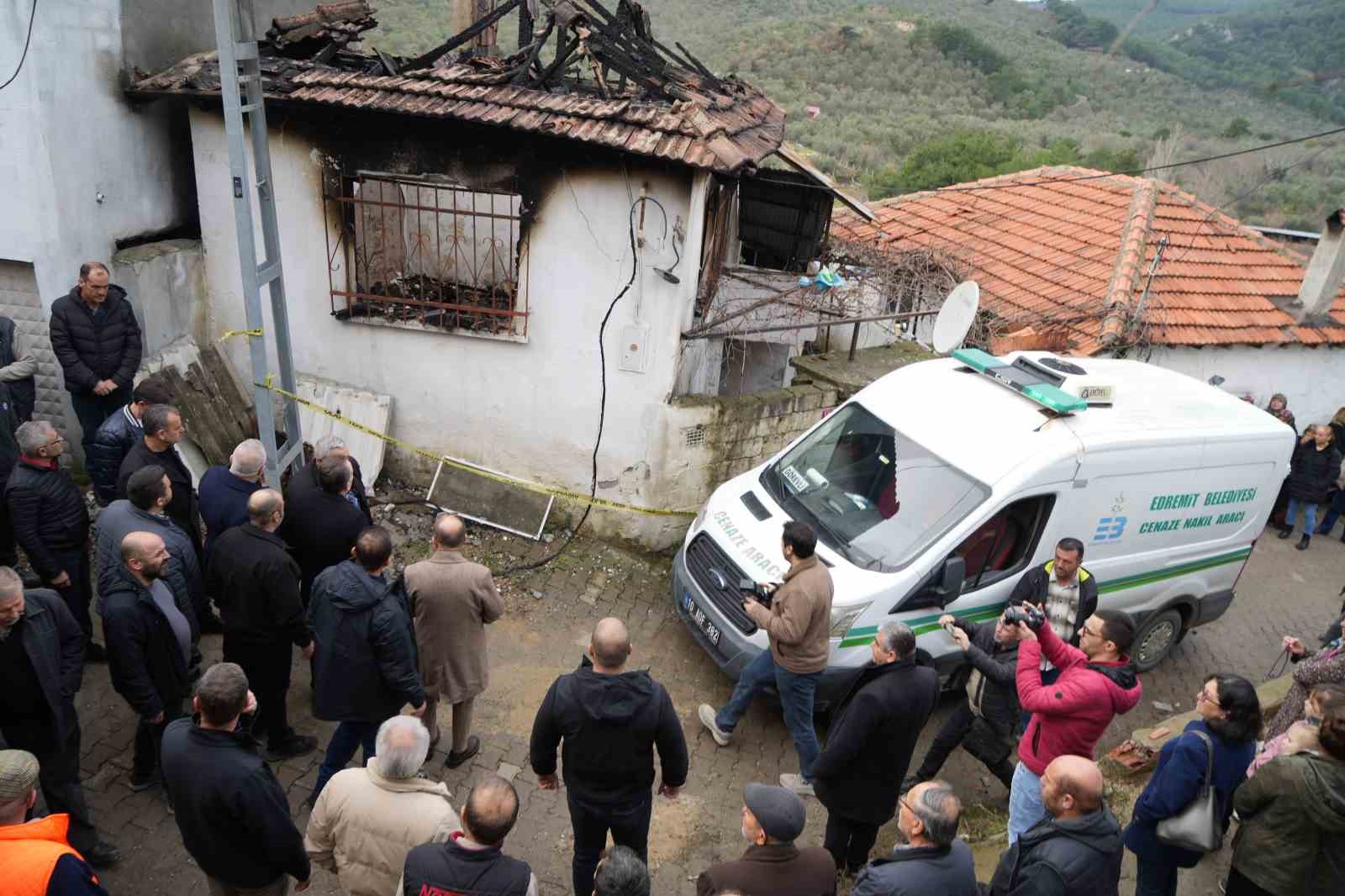 Balıkesir’deki yangında ölen kardeşler toprağa verildi
