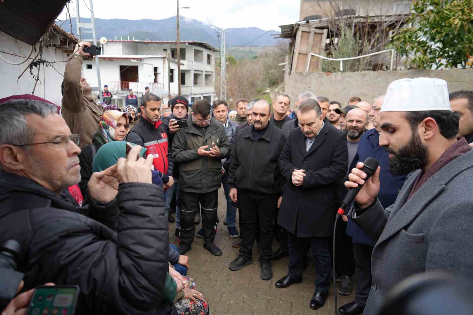 Balıkesir’deki yangında ölen kardeşler toprağa verildi
