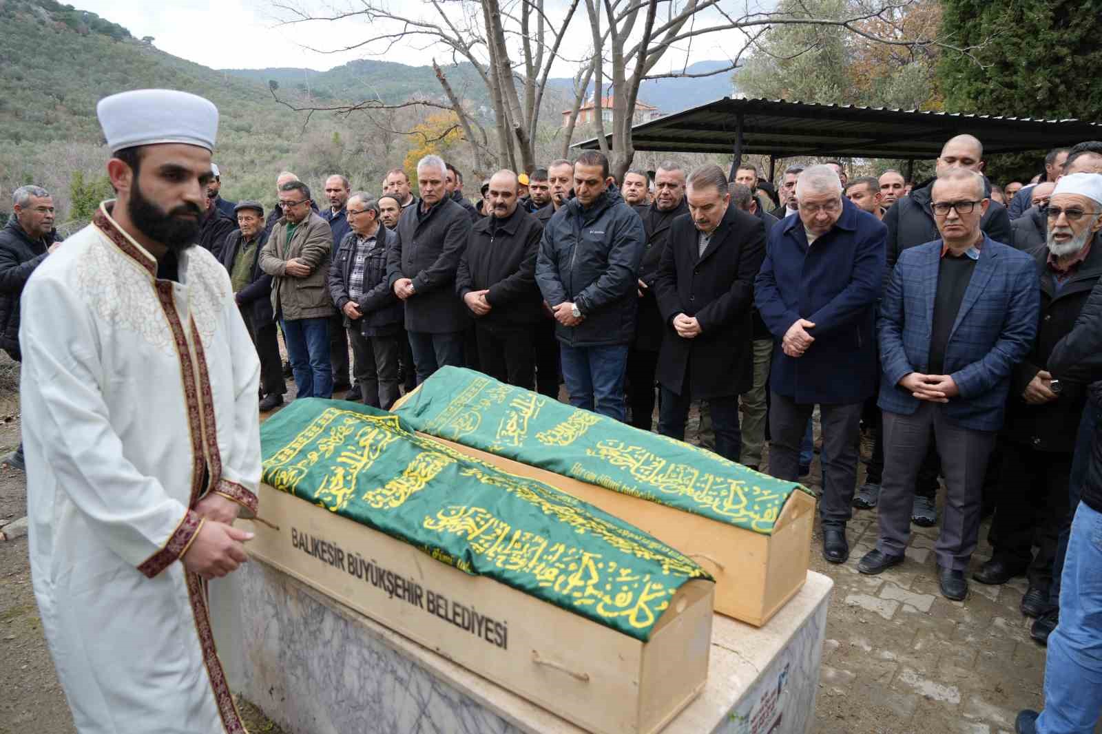 Balıkesir’deki yangında ölen kardeşler toprağa verildi
