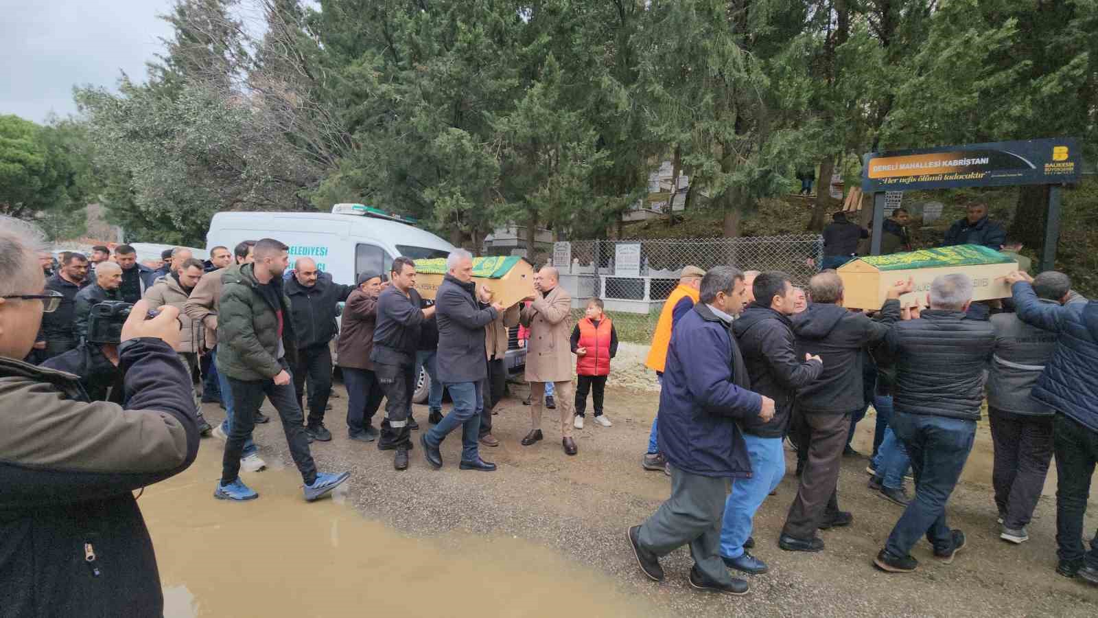 Balıkesir’deki yangında ölen kardeşler toprağa verildi
