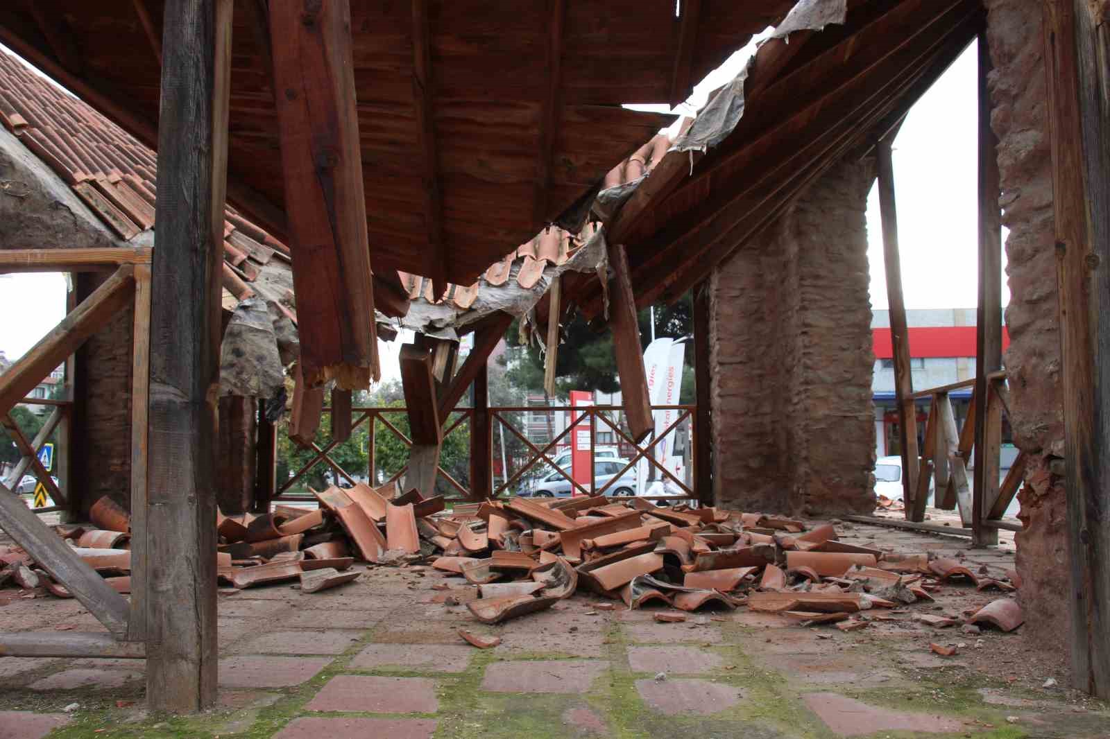 Asırlarca ayakta durdu, tadilat yapıldıktan sonra birkaç yağmurda yere çöktü
