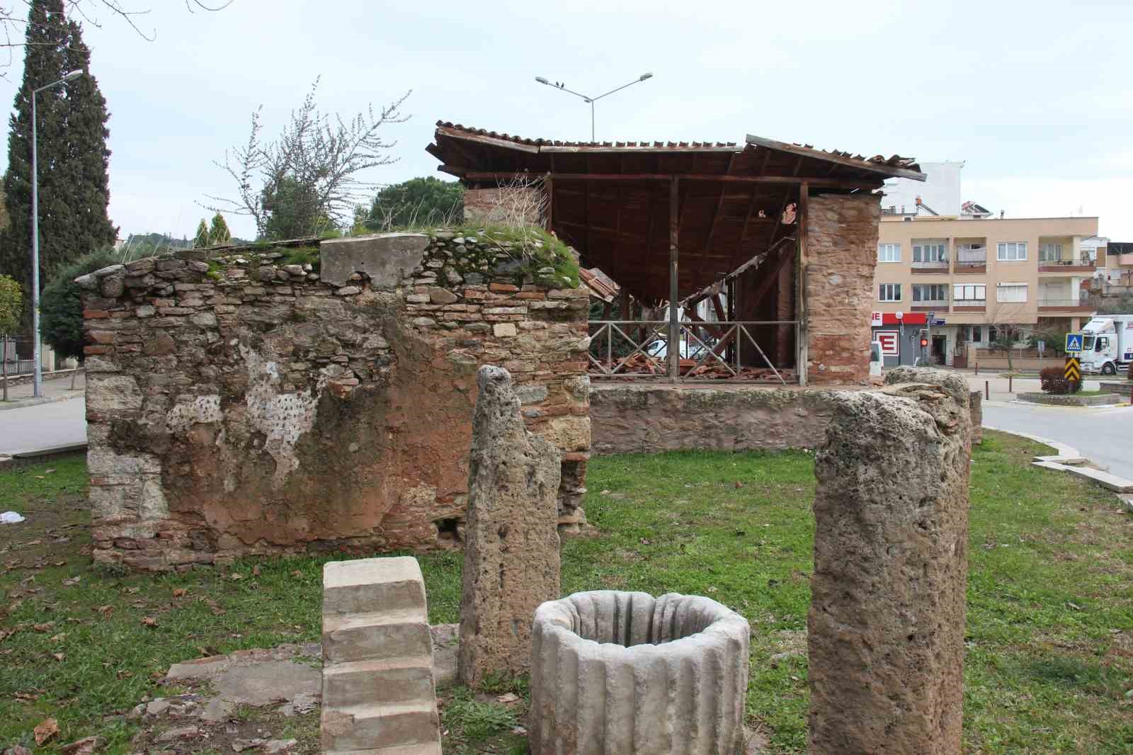 Asırlarca ayakta durdu, tadilat yapıldıktan sonra birkaç yağmurda yere çöktü
