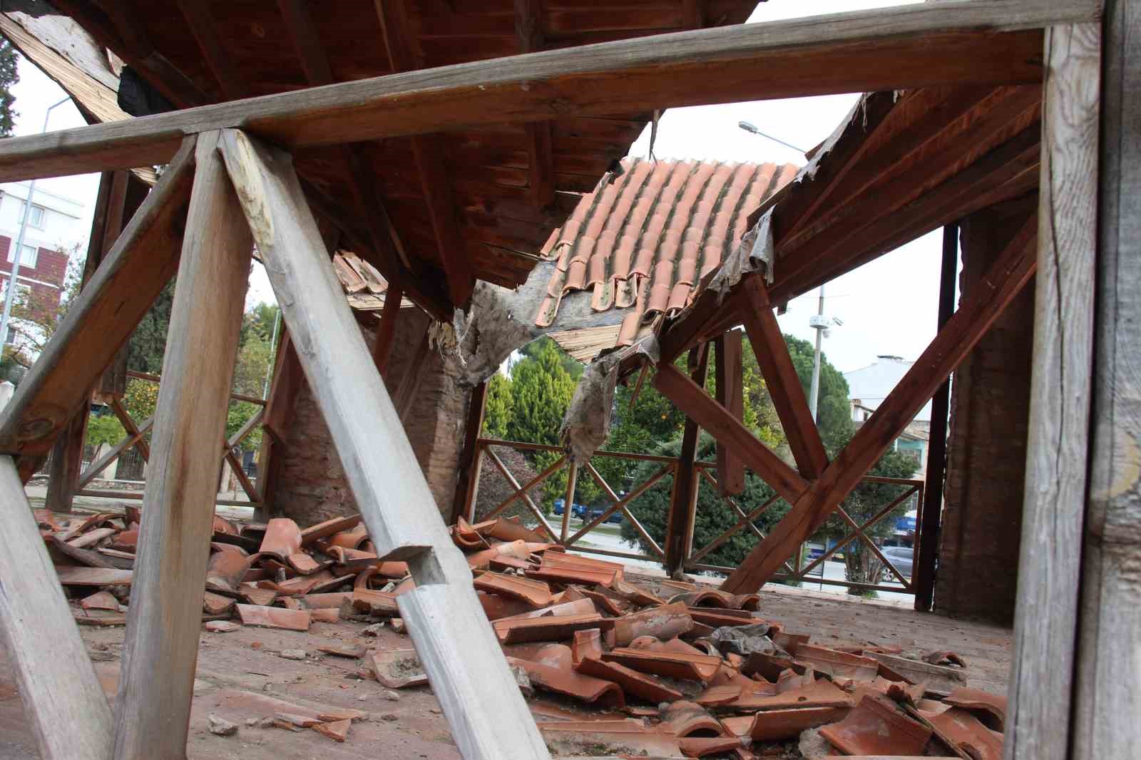 Asırlarca ayakta durdu, tadilat yapıldıktan sonra birkaç yağmurda yere çöktü
