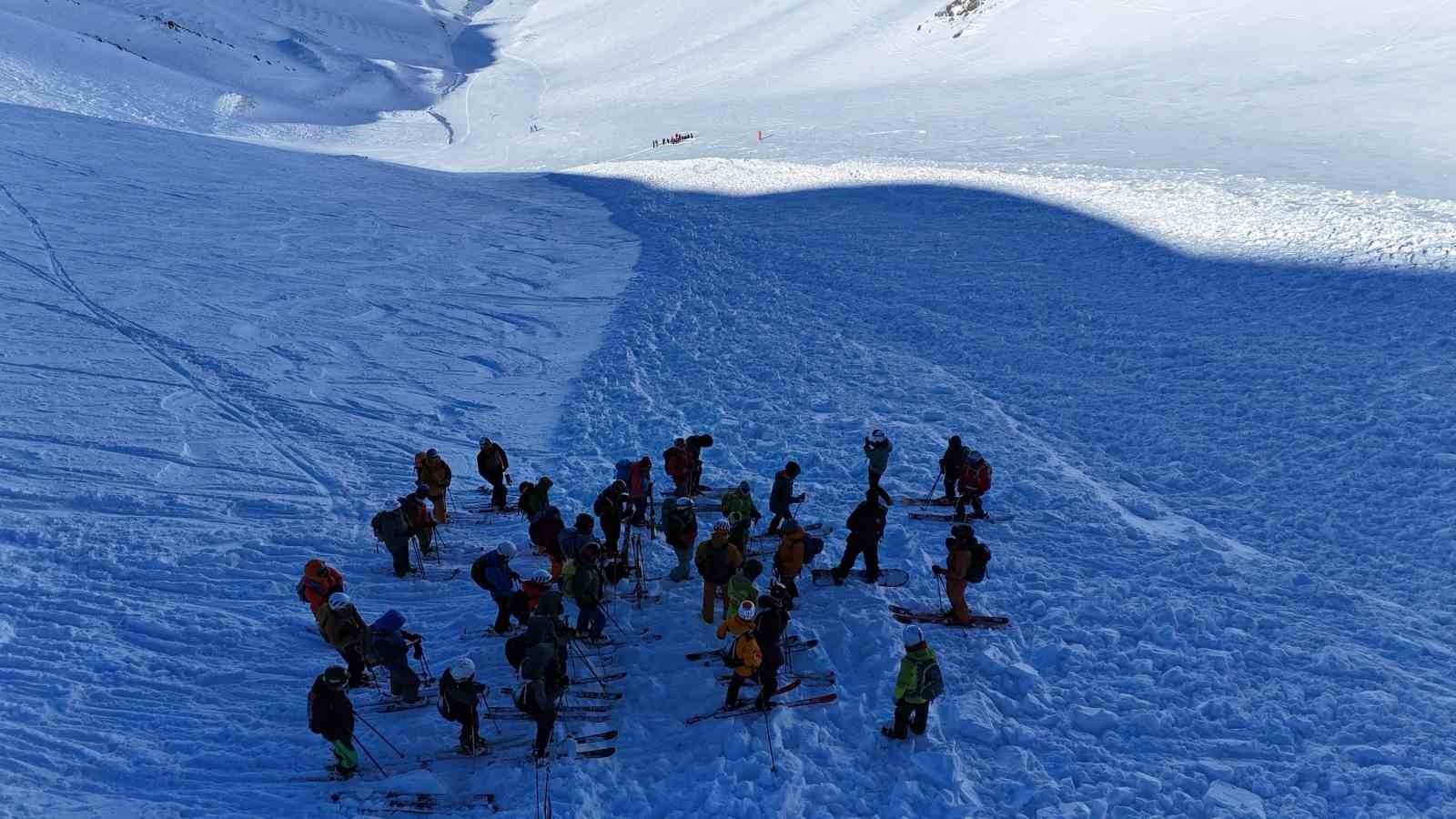 Palandöken Kayak Merkezi’nde çığ rasat analiz ve kurtarma eğitimi
