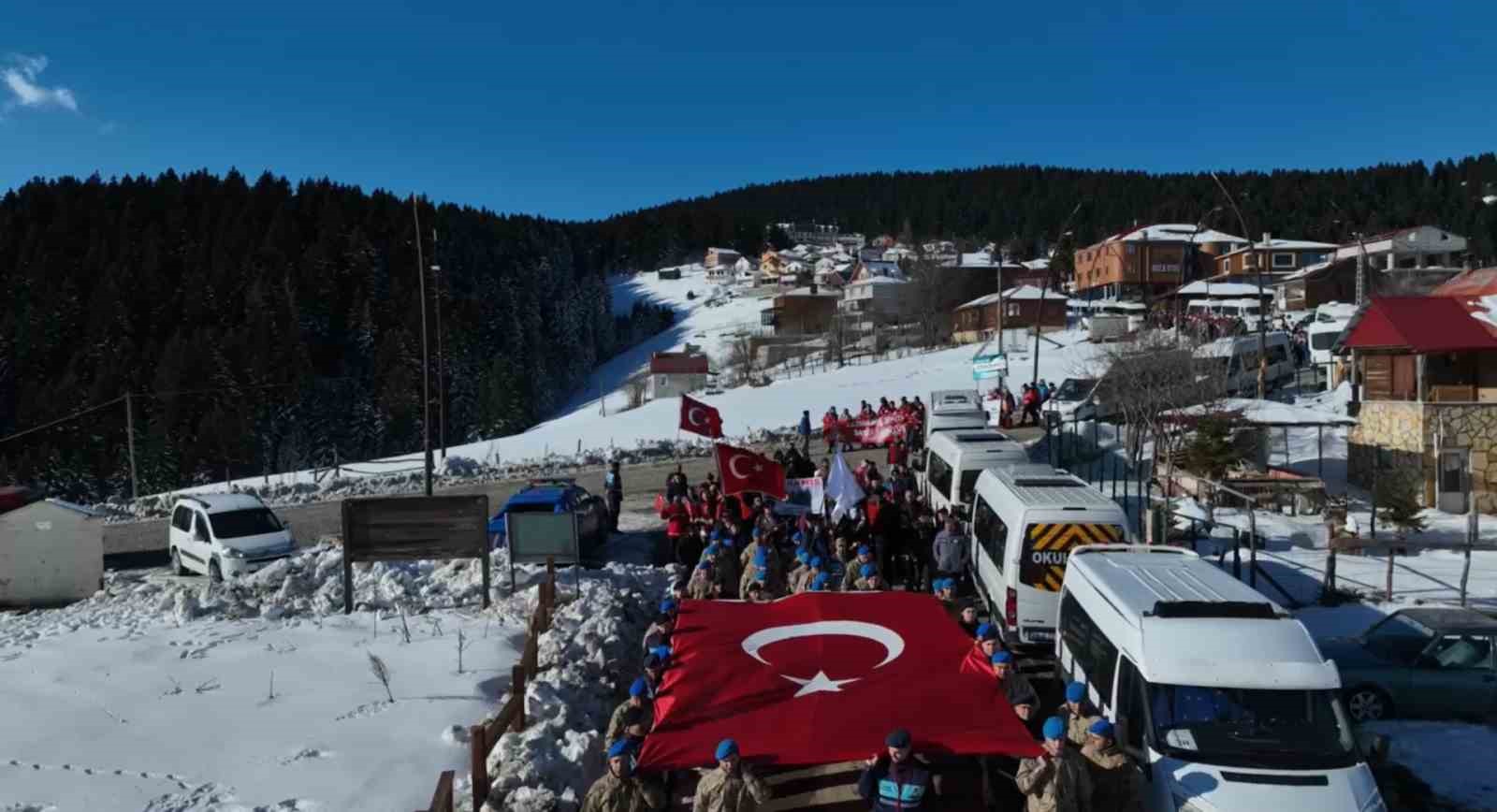 Sarıkamış şehitleri için Kulakkaya Yaylası’nda Türk bayrağı ile yürüdüler
